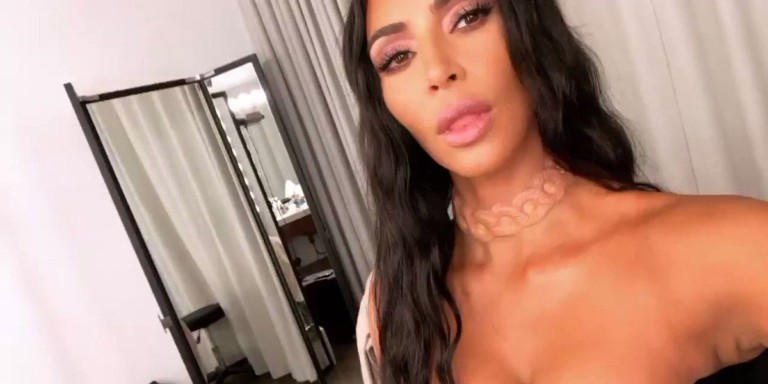 Kim Kardashian com chocker da A.Human - Foto: Reprodução/Twitter