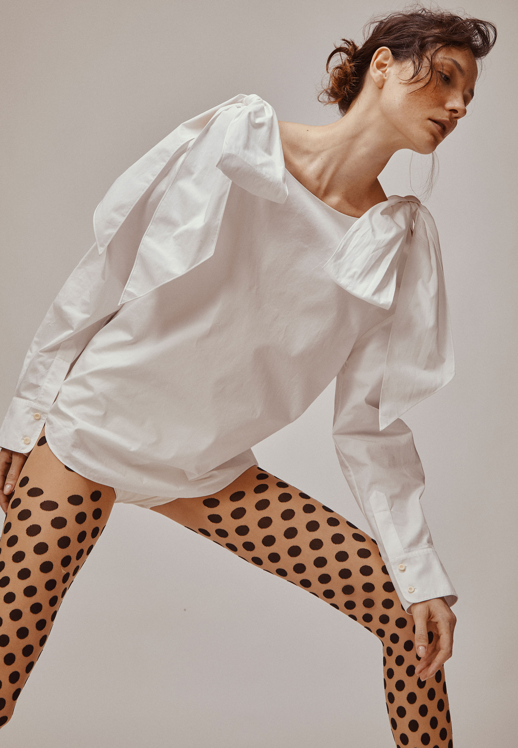 Mariane veste blusa Chloé à venda na NK Store, meias Wolford e sapatos do brechó Minha Avó Tinha - Foto: Léo Fagherazzi