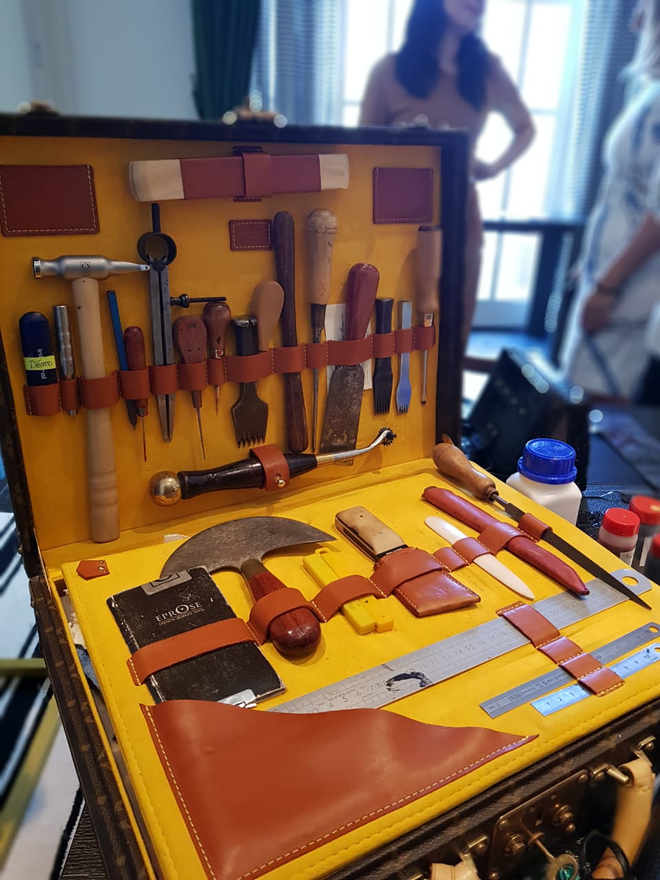 Maleta do artesão: para polir a bolsa uma seleção de ferramentas com ágatas na ponta para dar brilho insano às peças - Foto: Divulgação
