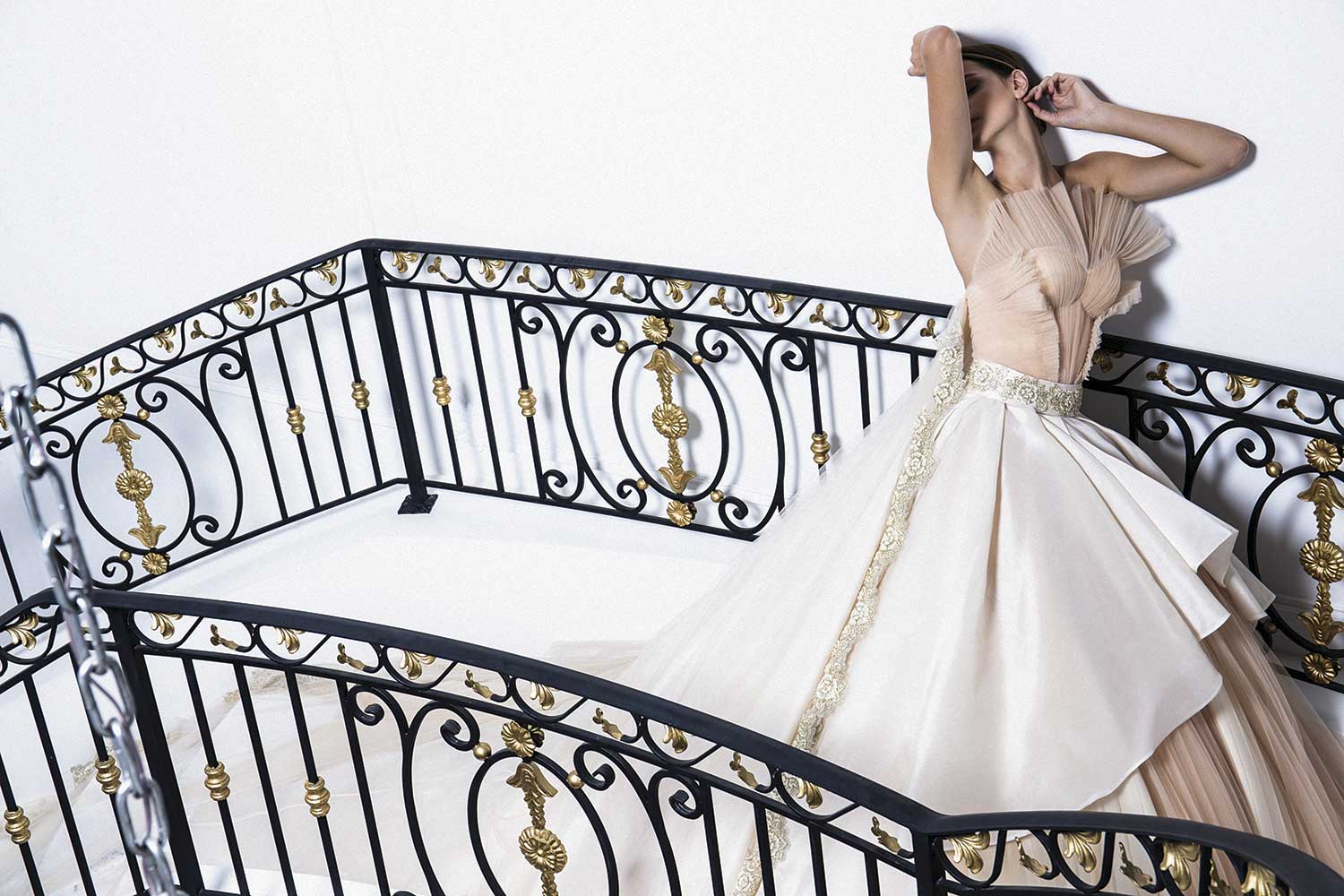 Noiva nas escadarias da Maison Alexandrine - Foto: Divulgação