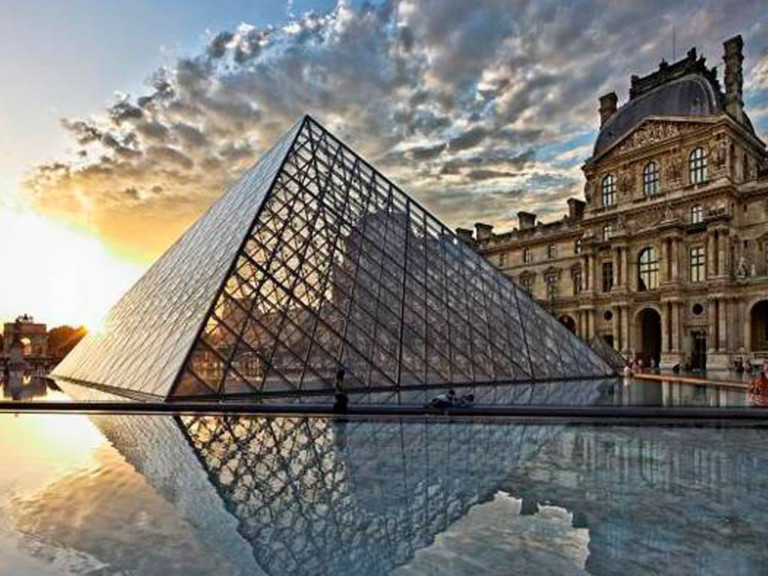 A famosa pirâmide do museu do Louvre, em Paris - Foto: Divulgação