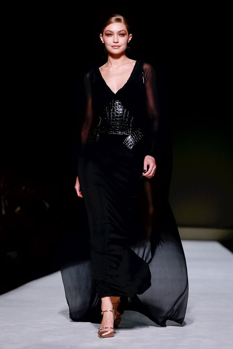 Tom Ford abriu a semana de moda de Nova York com tops como Gigi Hadid na passarela - Foto: Divulgação