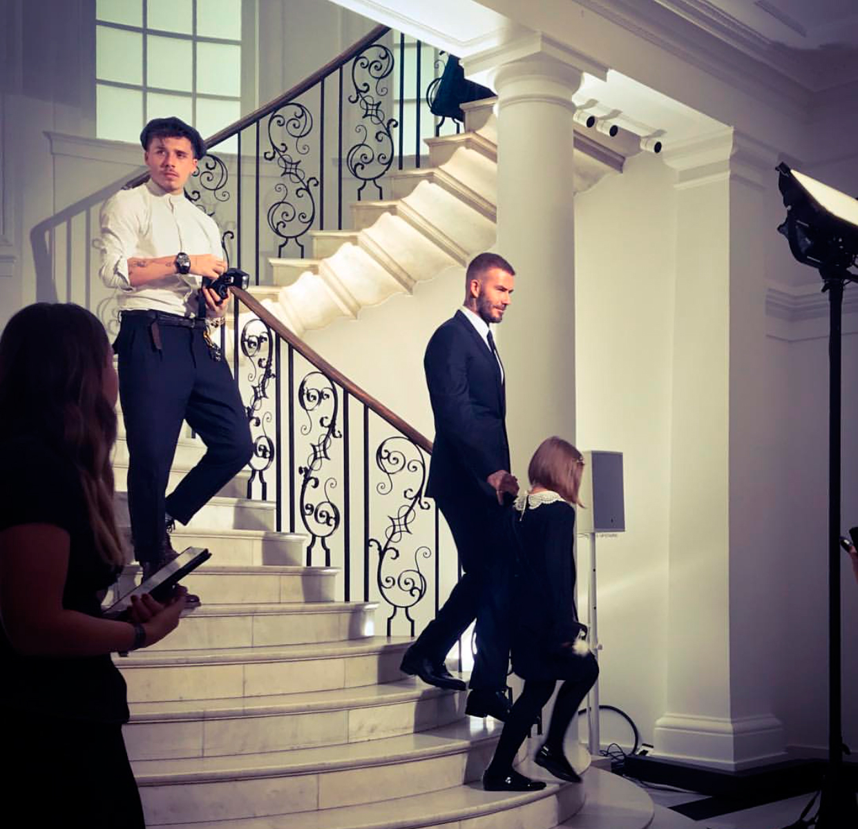 David Beckham chega de mãos dadas com Harper. Brooklyn vem logo atrás, com sua câmera - Foto: Reprodução/Instagram/@etorriente