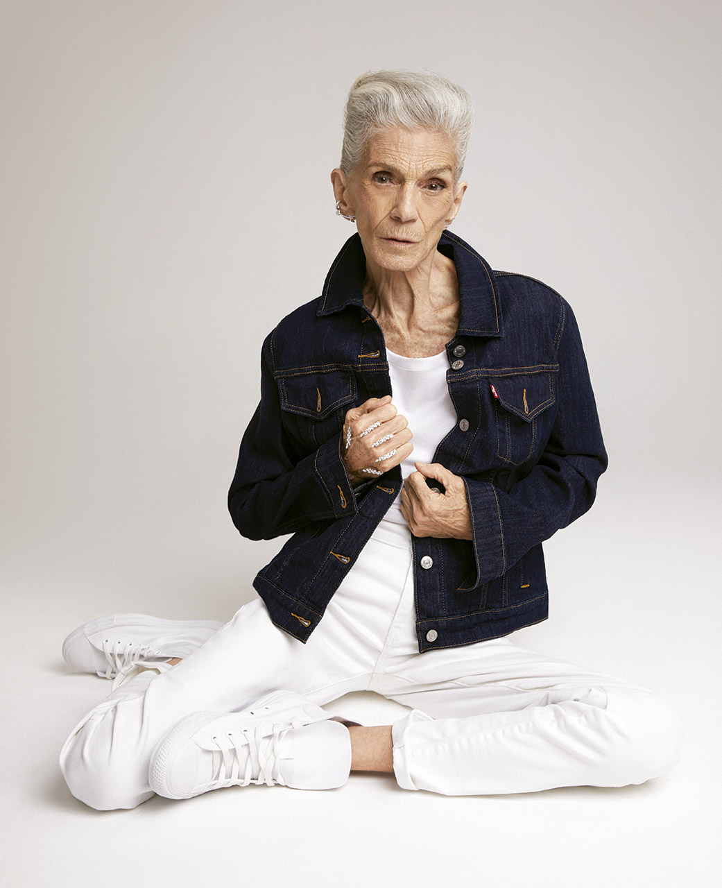 Vera Valdez usa jaqueta e calça Levi's, camiseta basico.com. tênis Converse e pulseira de mão Yeprem para Beatriz Wereb. Foto: Fabio Bartelt, edição de moda de Rodrigo Yaegashi, beleza de Helder Rodrigues e tratamento de imagem Doctor Raw