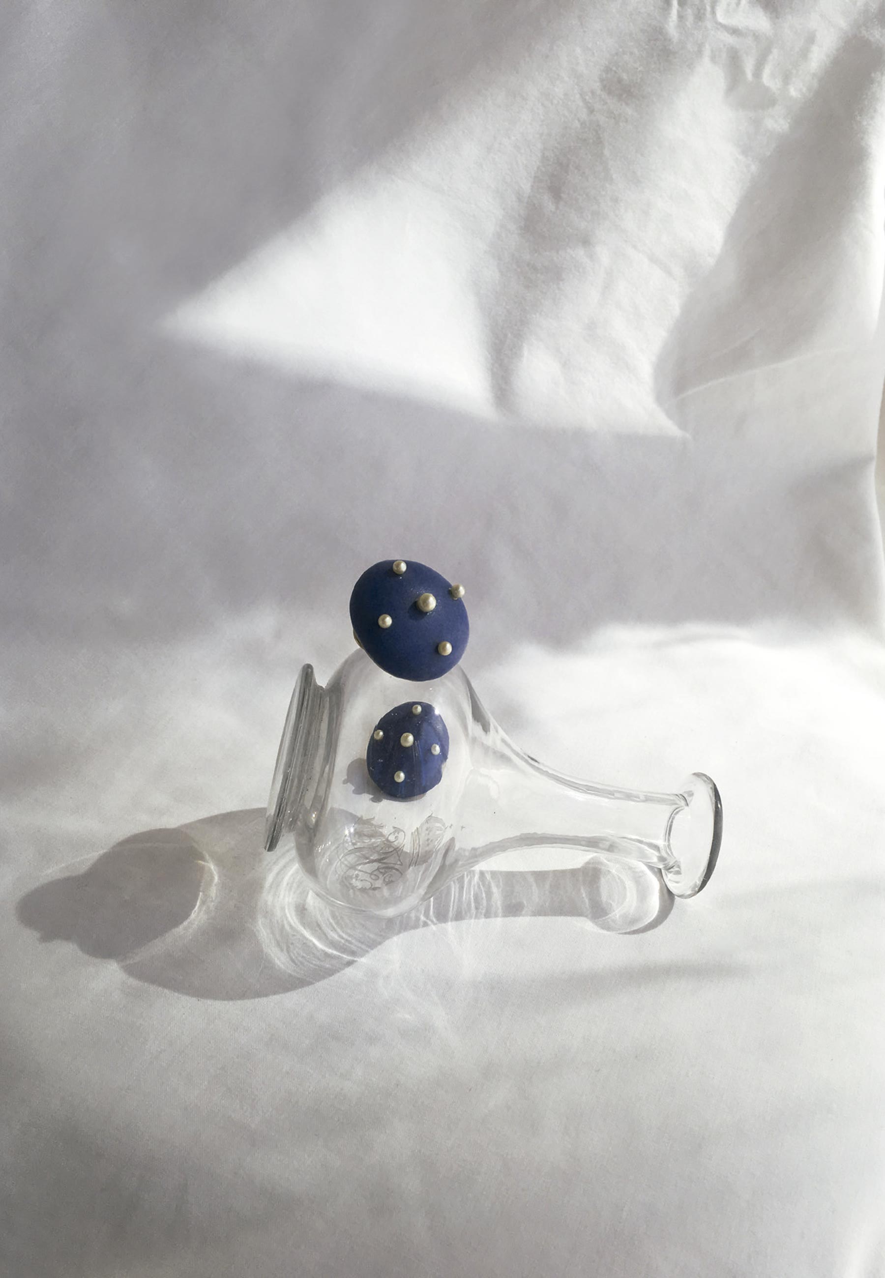 Brincos Crux de porcelana com aplicação de pérolas - Foto: Divulgação