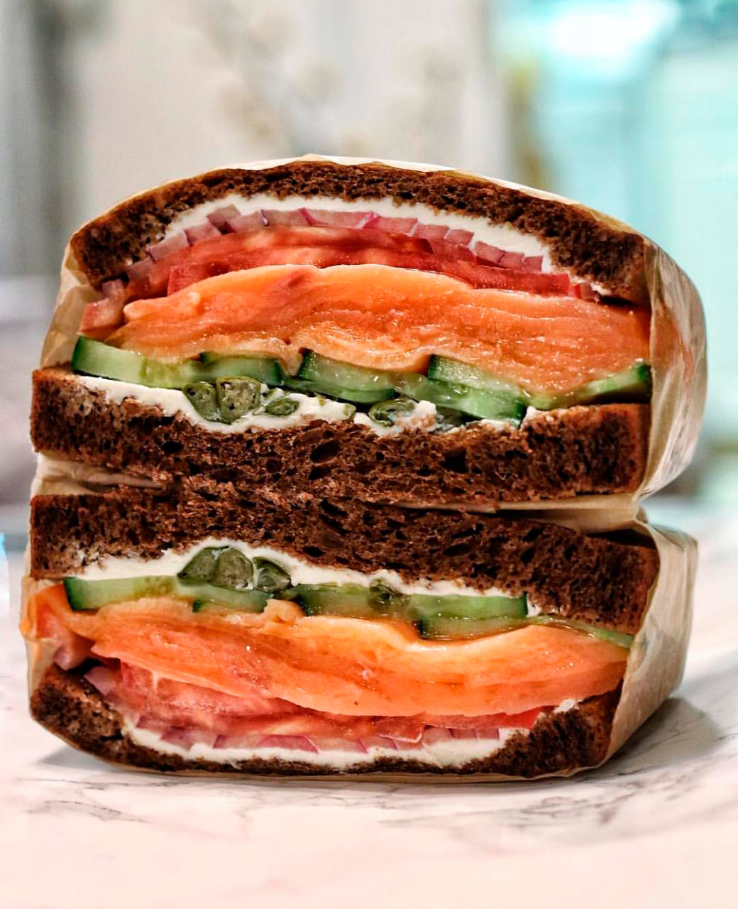 Um clássico sanduiches do chá da tarde, com a trindade sagrada de salmão defumado, pepino e salada de ovos - Foto: Divulgação
