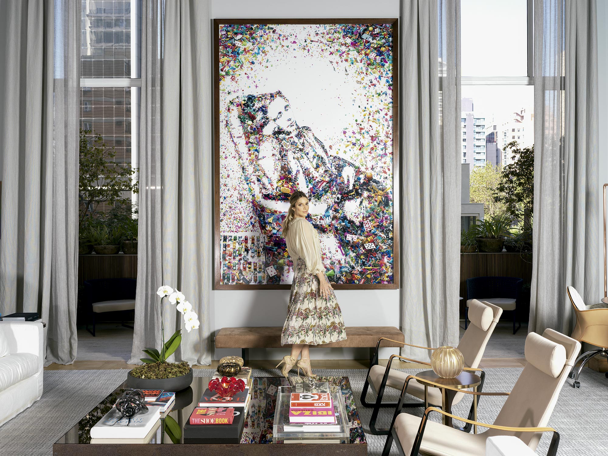 Paula veste camisa e saia Gucci e sapatos Jimmy Choo, com obra de Vik Muniz ao fundo - Foto: Christian Maldonado, com styling Márcio e Flamínio Vicentini