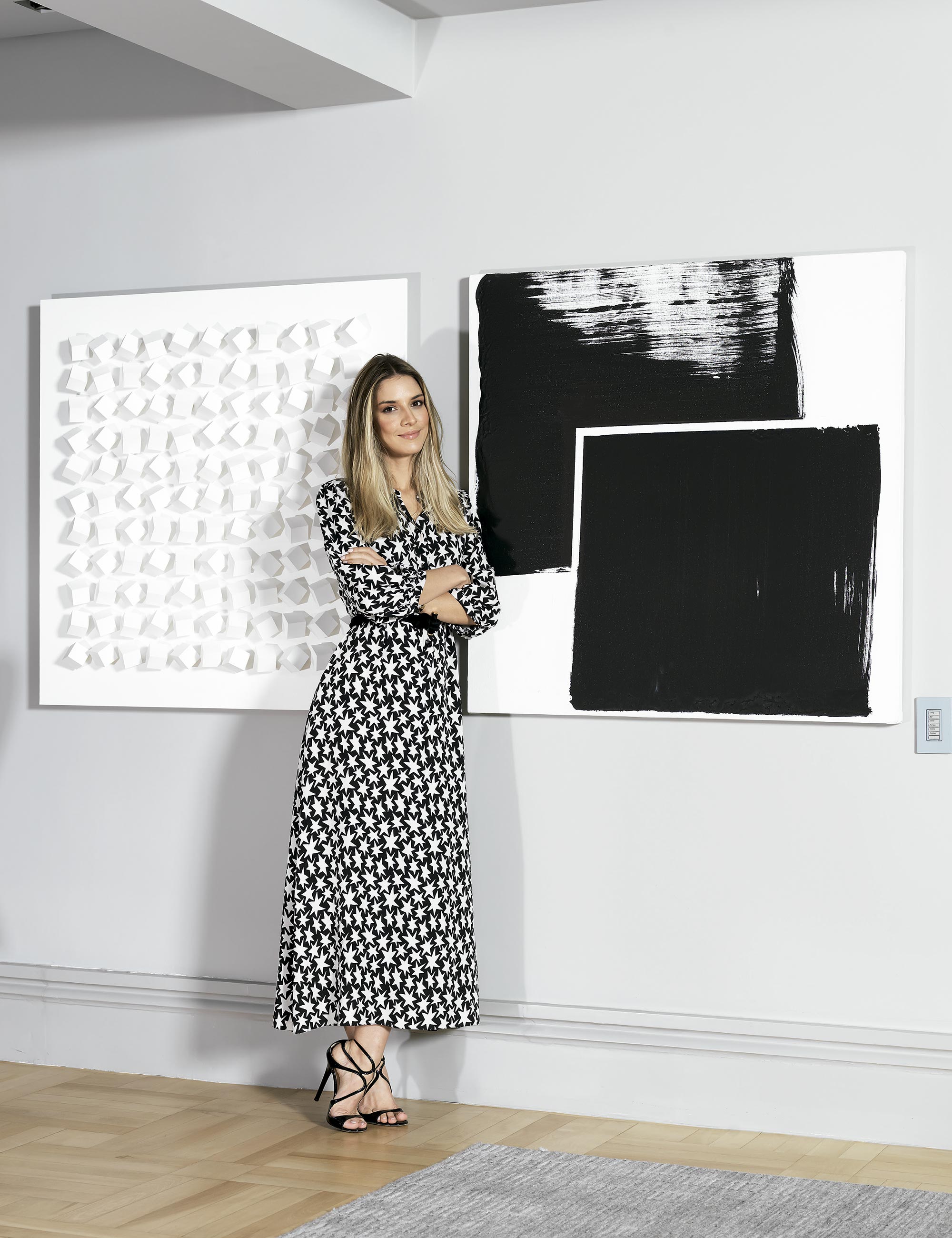 Em frente às obras de Amilcar de Castro, Paulo usa vestido Saint Laurent, cinto Cris Barros e sandálias Jimmy Choo - Foto: Christian Maldonado, com styling Márcio e Flamínio Vicentini