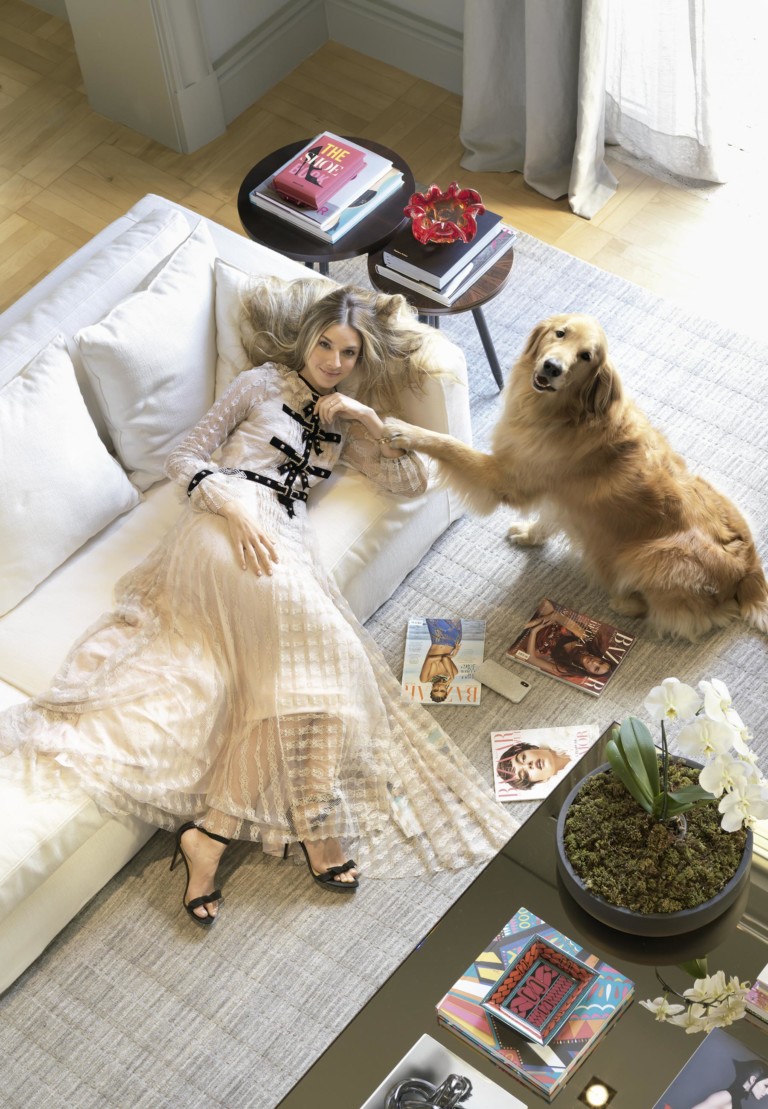 Com o cachorro Johnny, Paula usa vestido Philosofy para NK Store, pulseiras Cartier e sandálias Alexandre Birman - Foto: Christian Maldonado, com styling Márcio e Flamínio Vicentini