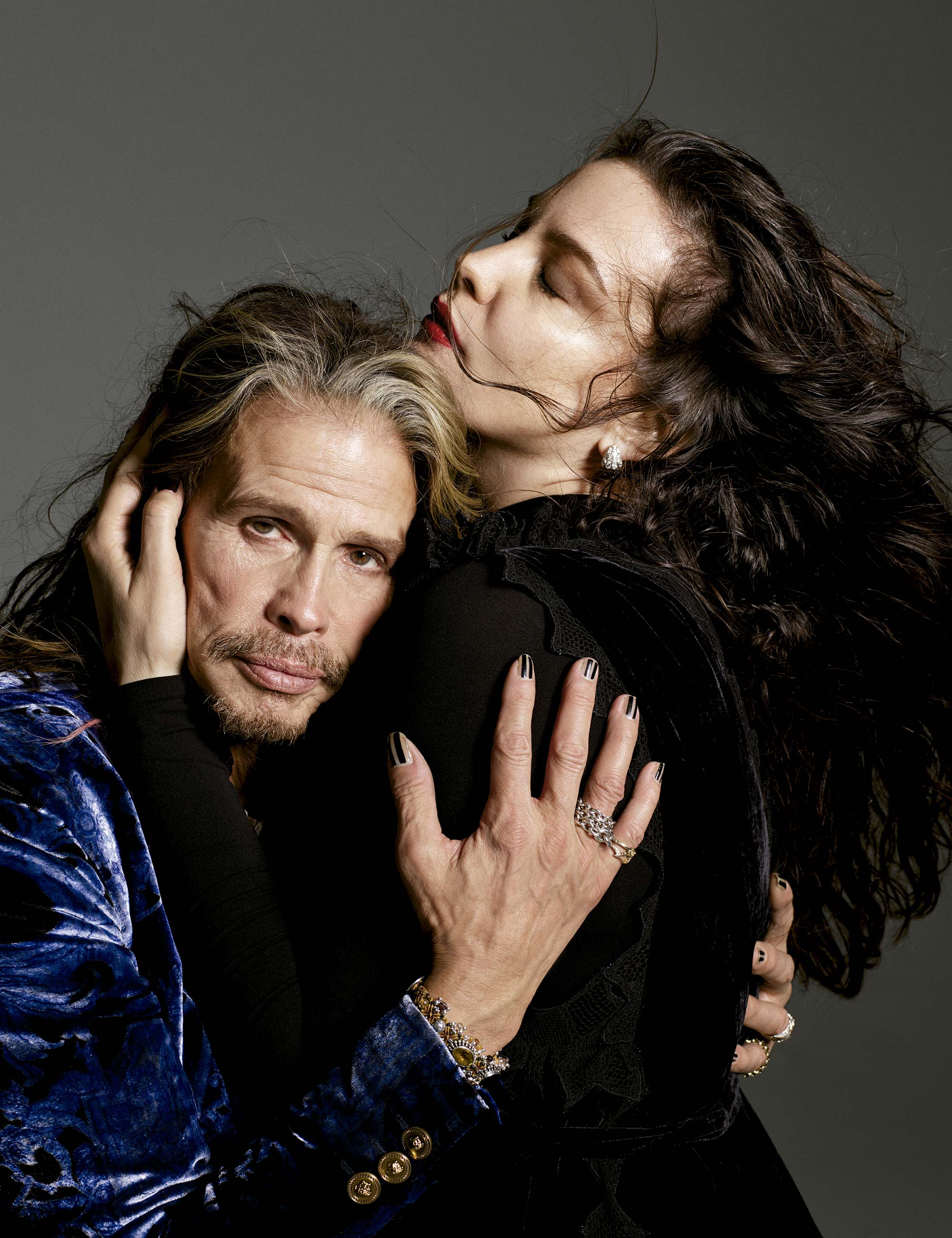 "Meus filhos são as maiores canções que já escrevi, e suas melodias alimentam minha alma [arroto]” - Steven Tyler, na foto com a filha, Liv Tyler - Foto: Mario SOrrenti, com direção criativa de Dennis Freedman