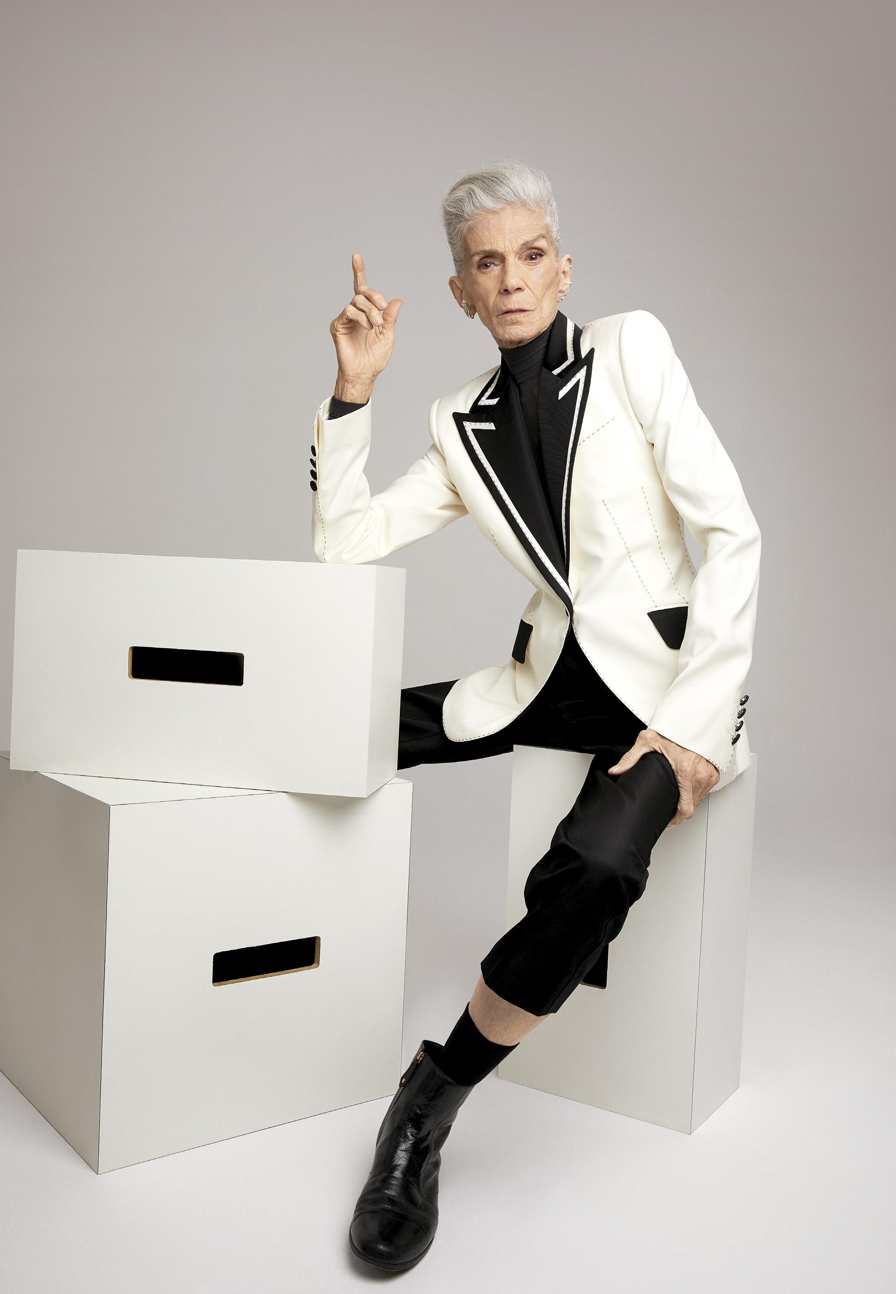 Blazer e calça Dolce & Gabbana, brincos Yeprem para Beatriz Werebe e botas de seu acervo pessoal - Foto: Fabio Bartelt, com edição de moda de Rodrigo Yaegashi e beleza de Helder Rodrigues