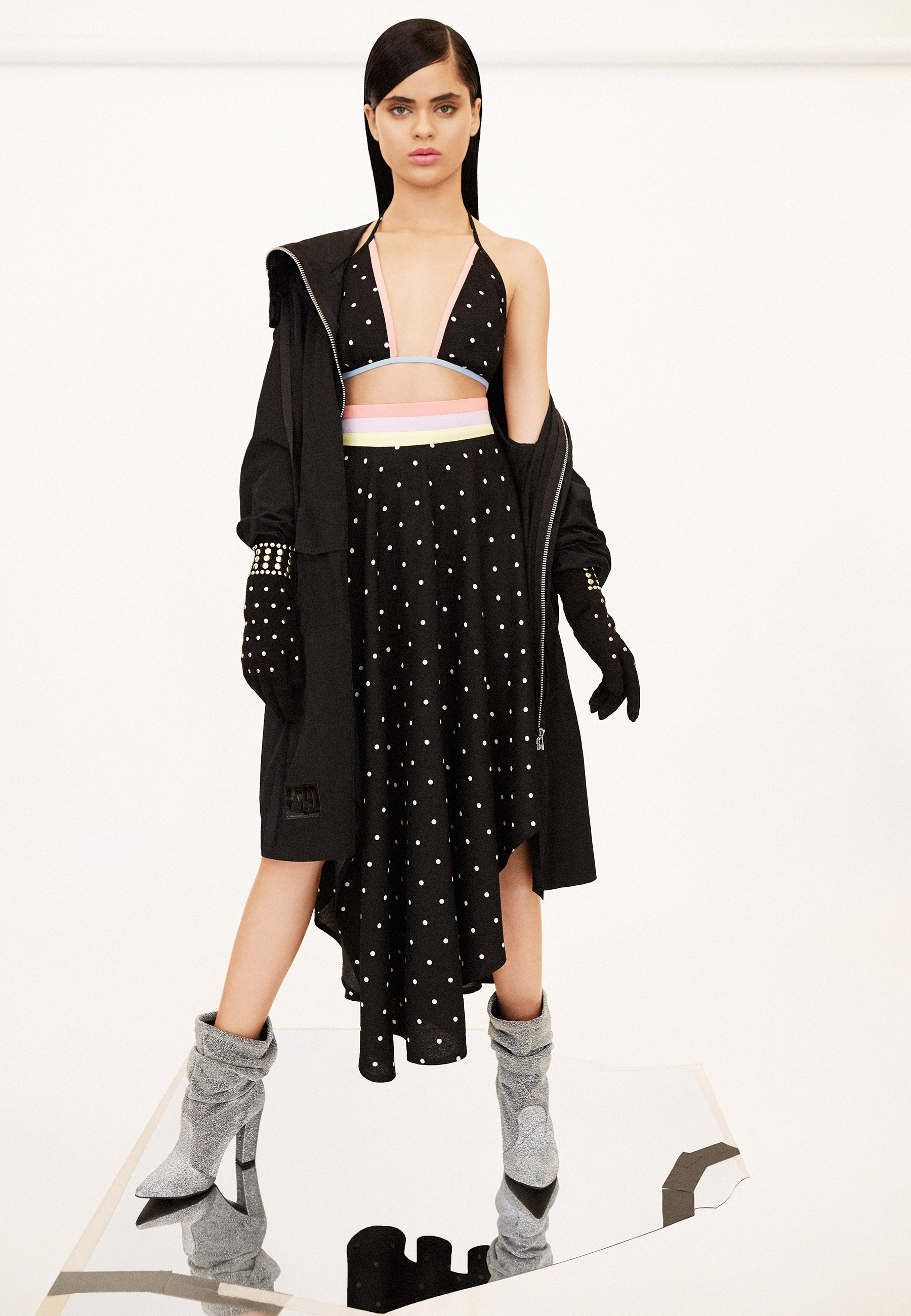 Parka Alex Honda, top e saia Skazi, luvas Michael Kors e botas Passarela - Foto: Lucio Almeida