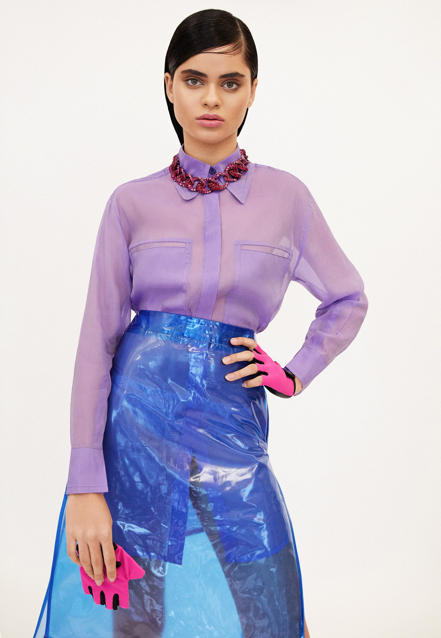 Camisa Coven, saia Morena Rosa, colar Swarovski e luvas Live - Foto: Lucio Almeida