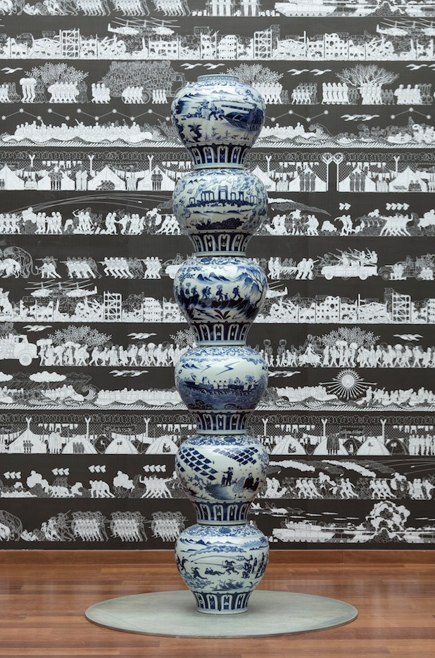 Stacked Porcelain Vases as a Pillar (2017) - Foto: Divulgação