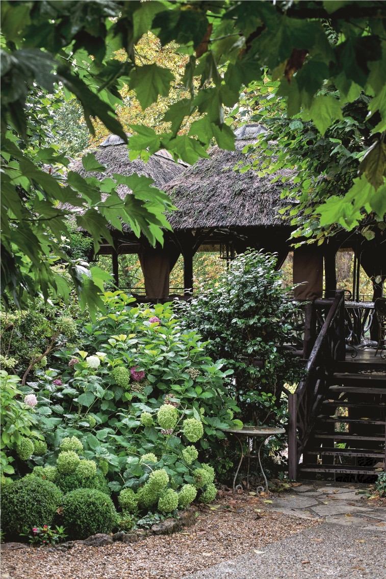 Quiosque na floresta, perfeitos para degustar coquetéis e tapas à francesa - Foto: Divulgação