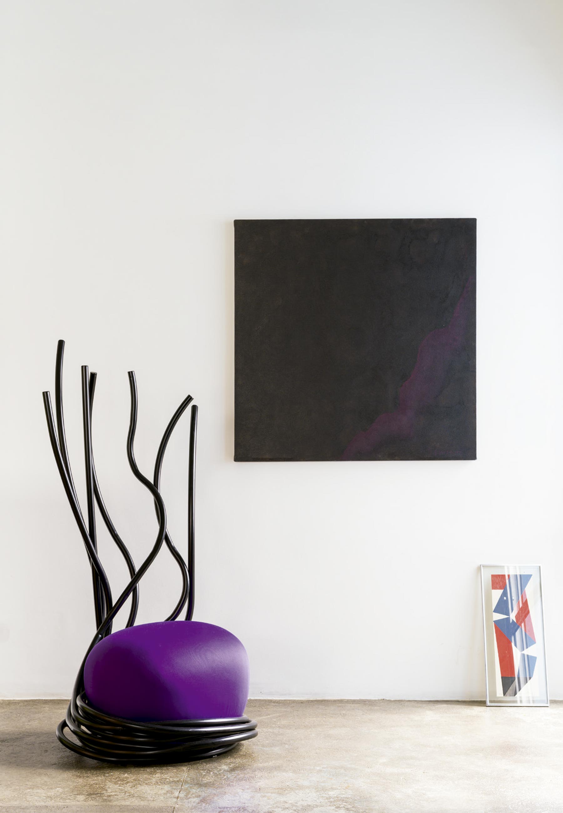 Pintura de Tomie Ohtake, poltrona Vitis, de Rodrigo Ohtake, e gravura de Massuo Nakakubo - Foto: Christian Maldonado, com edição de moda Rodrigo Yaegashi