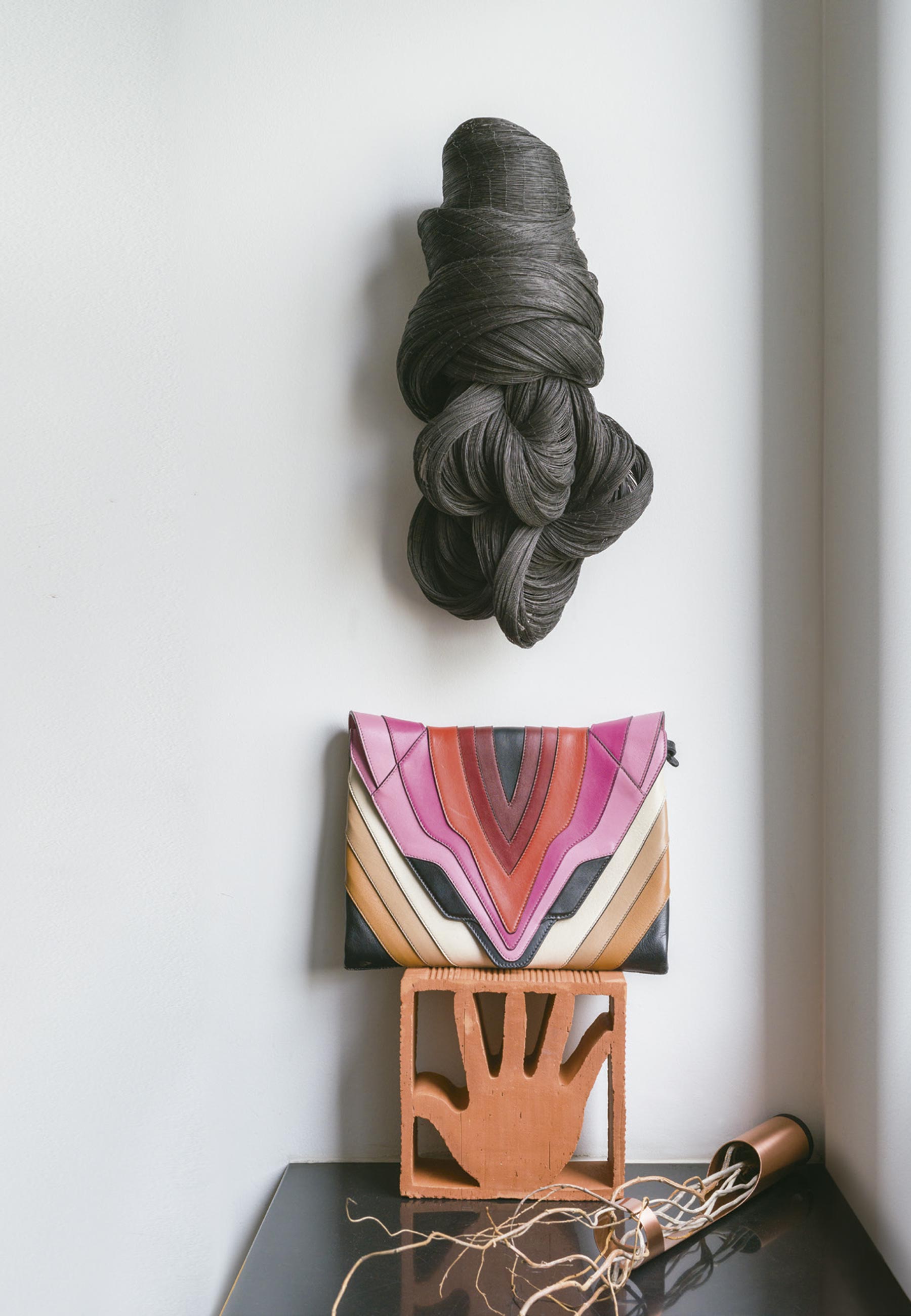 Escultura de Armarinhos Teixeira, bolsa Elena Ghisellini, cobogó Irmãos Campana e vaso Decarvalho Atelier - Foto: Christian Maldonado, com edição de moda Rodrigo Yaegashi