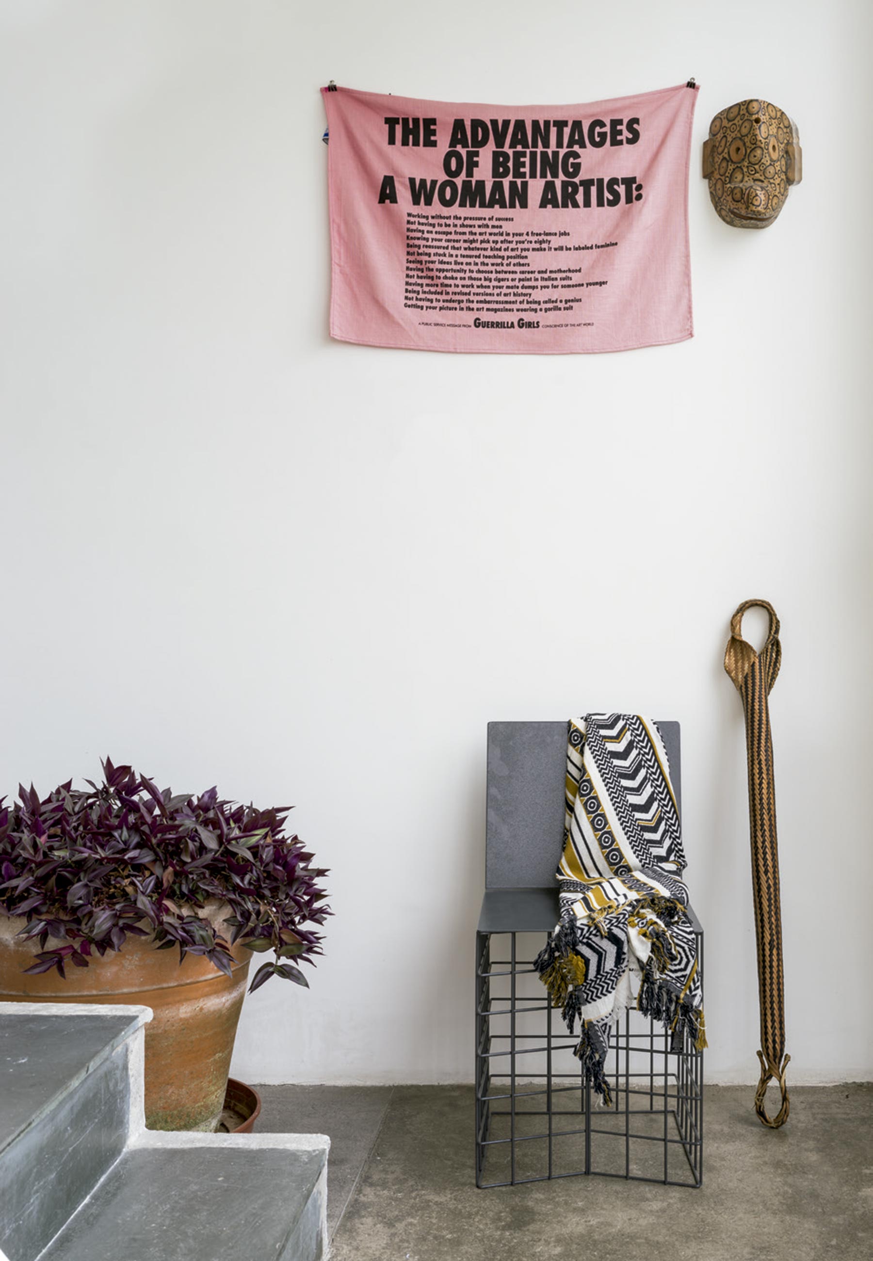 Cadeira Bu, de Rodrigo Ohtake, com lenço comprado no Irã, obra de Guerrilla Girls e artefato indígena brasileiro. - Foto: Christian Maldonado, com edição de moda Rodrigo Yaegashi