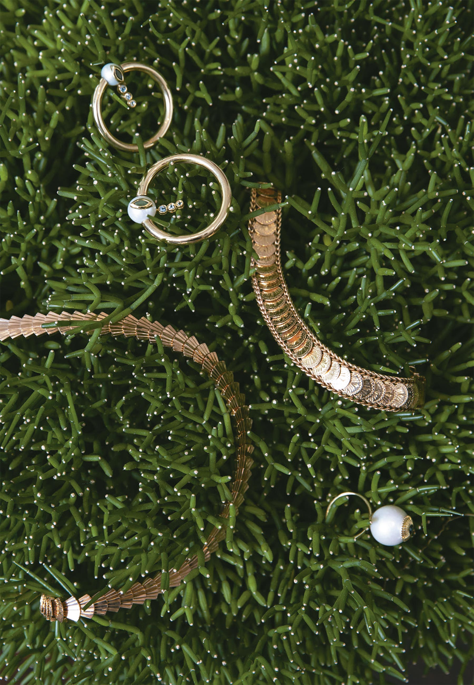 Brincos, colar e anel Andrea Colli Gem e pulseira de ouro herdada do avó - Foto: Vinicius Postiglione, com edição de moda Rodrigo Yaegashi