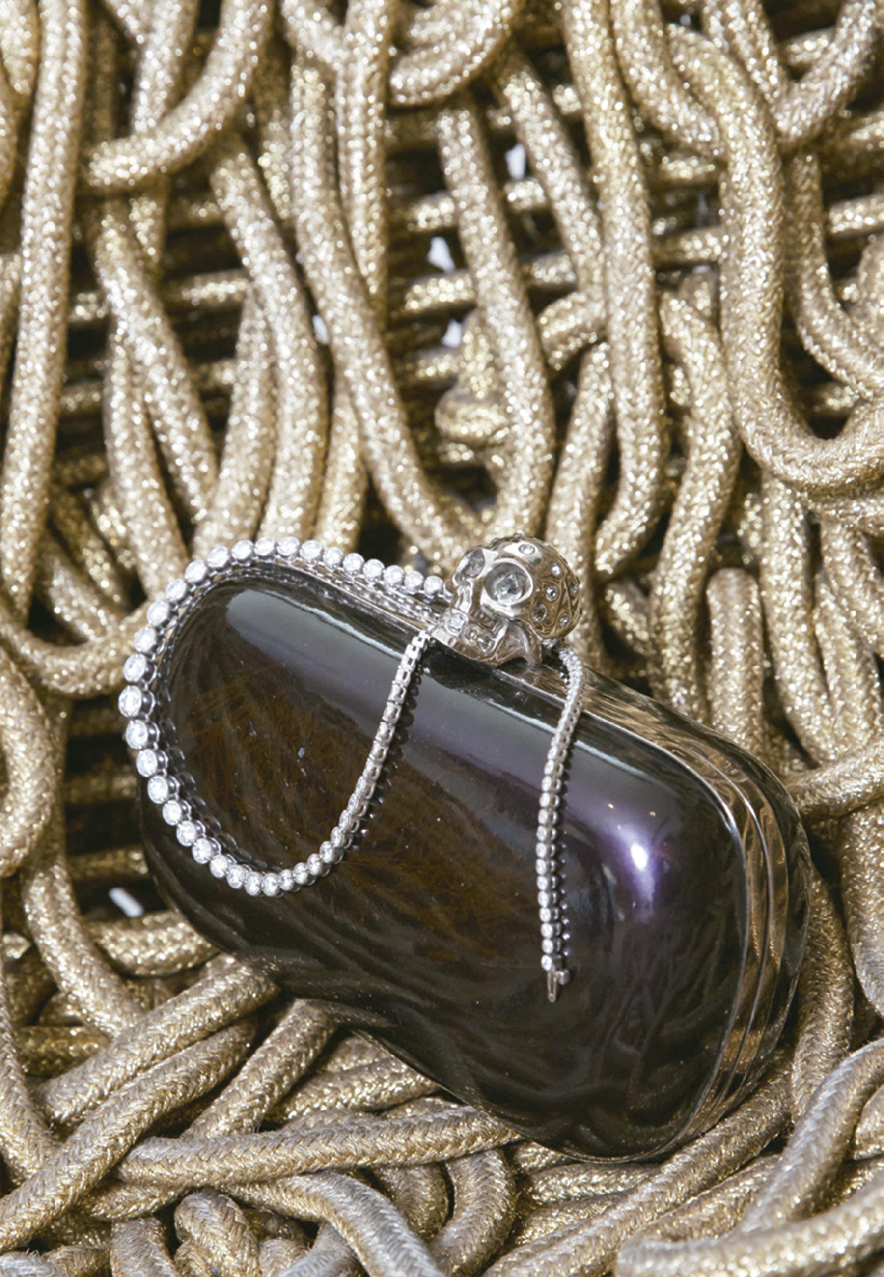 Clutch Alexander McQueen e colar Andrea Colli Gem - Foto: Vinicius Postiglione, com edição de moda Rodrigo Yaegashi