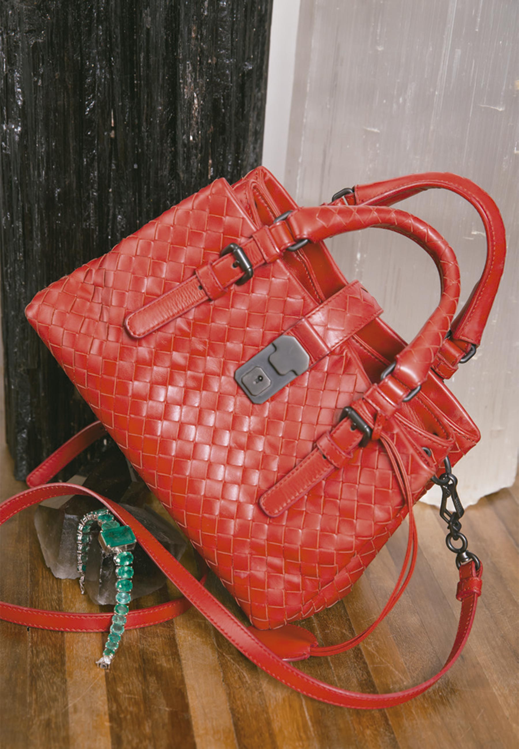 Bolsa Bottega Veneta e pulseira de esmeraldas Andrea Colli Gem - Foto: Vinicius Postiglione, com edição de moda Rodrigo Yaegashi