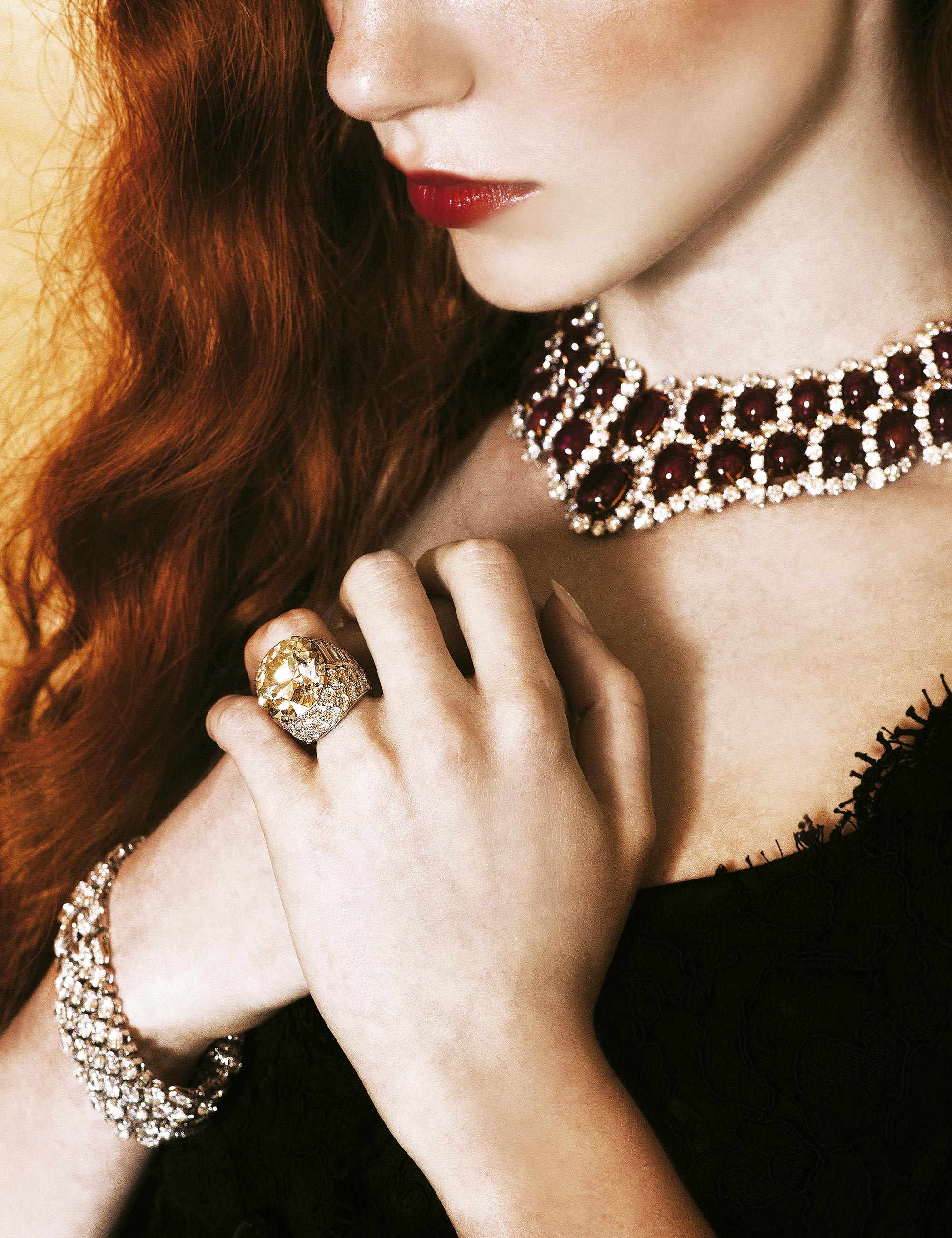 Alice MacGregor (ELITE NY) usa vestido com renda Dolce & Gabbana; colar de platina com ouro, rubis cabochon e diamantes; pulseira de ouro com diamantes; e anel de ourocom diamantes - Foto: Felipe Gallego, com edição de moda de Renata Brosina
