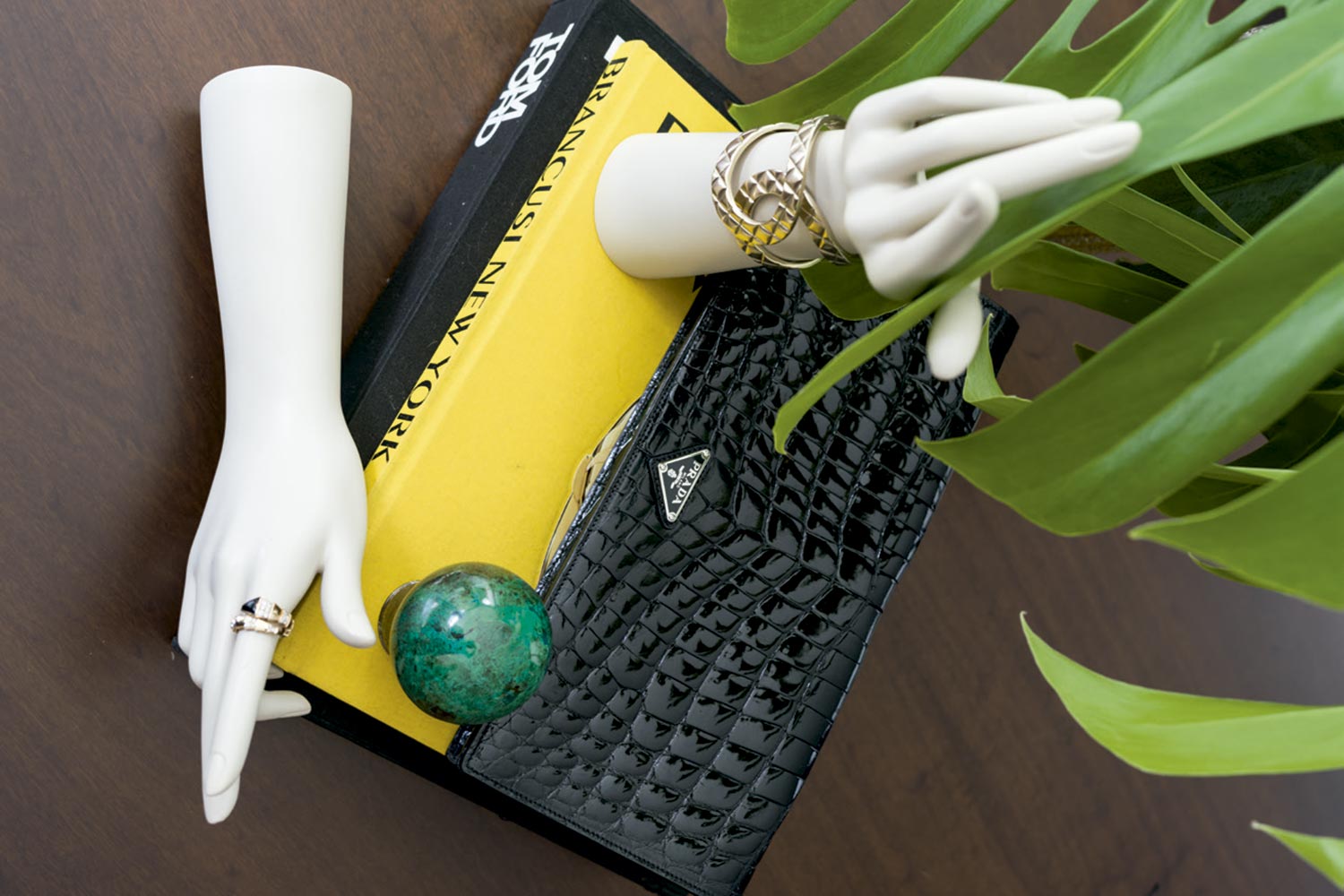  Bolsa Prada, anel Bulgari e bracelete Chanel - Foto: Christian Maldo