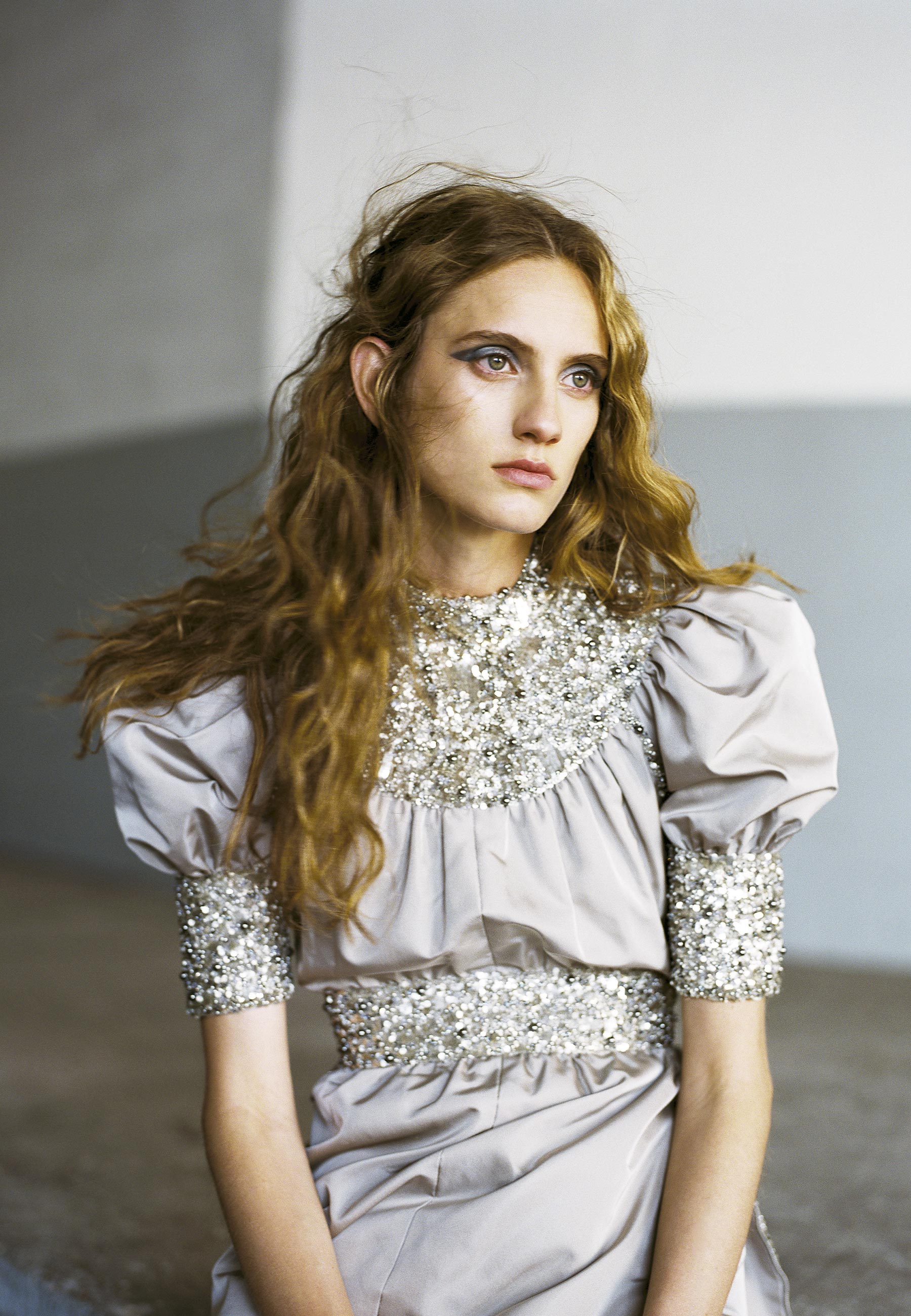 Vestido bordado com aplicações - Foto: Stépanhie Volpato, com styling de Arthur Mayadoux