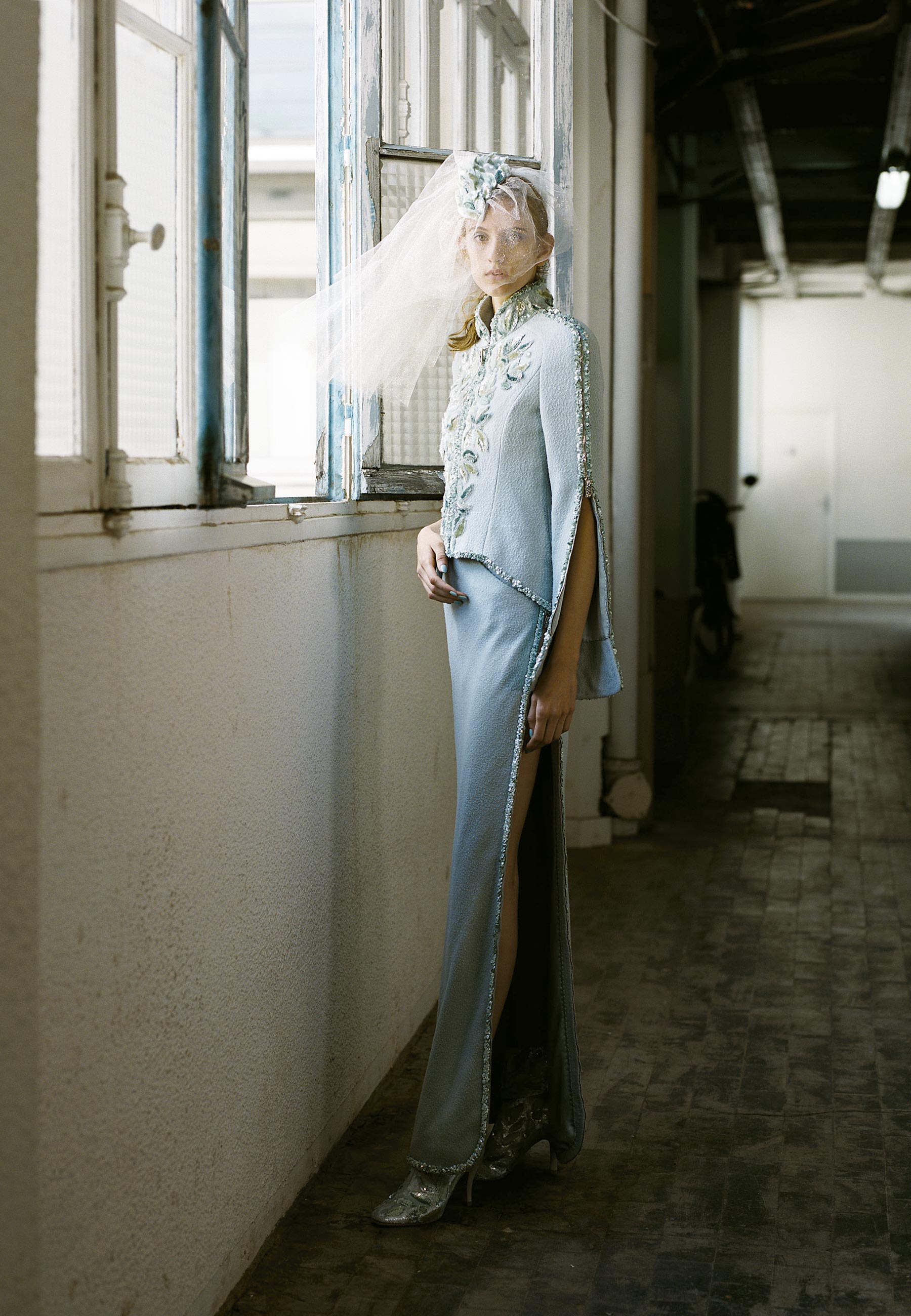 Casaco e vestido de lã com aplicações e voilette bordado - Foto: Stépanhie Volpato, com styling de Arthur Mayadoux