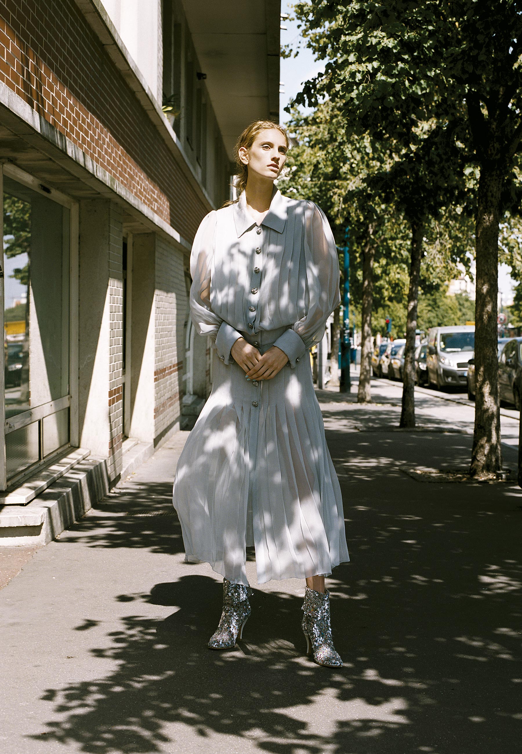 Vestido de chiffon plissado - Foto: Stépanhie Volpato, com styling de Arthur Mayadoux