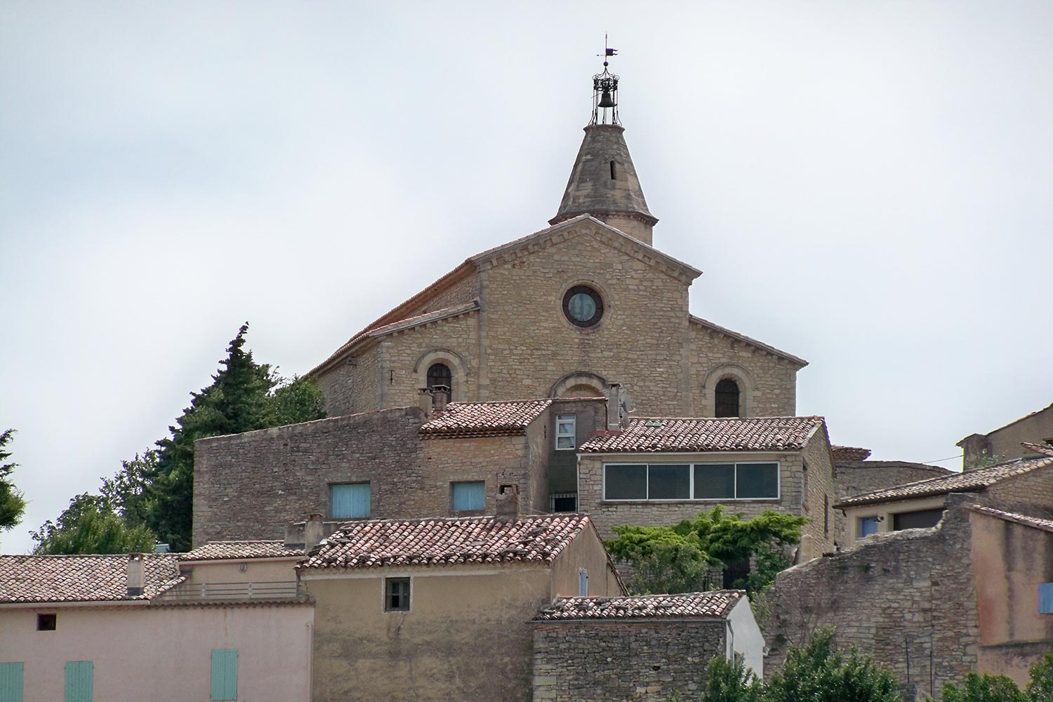 Igreja de Crillon le Brave - Foto: Divulgação