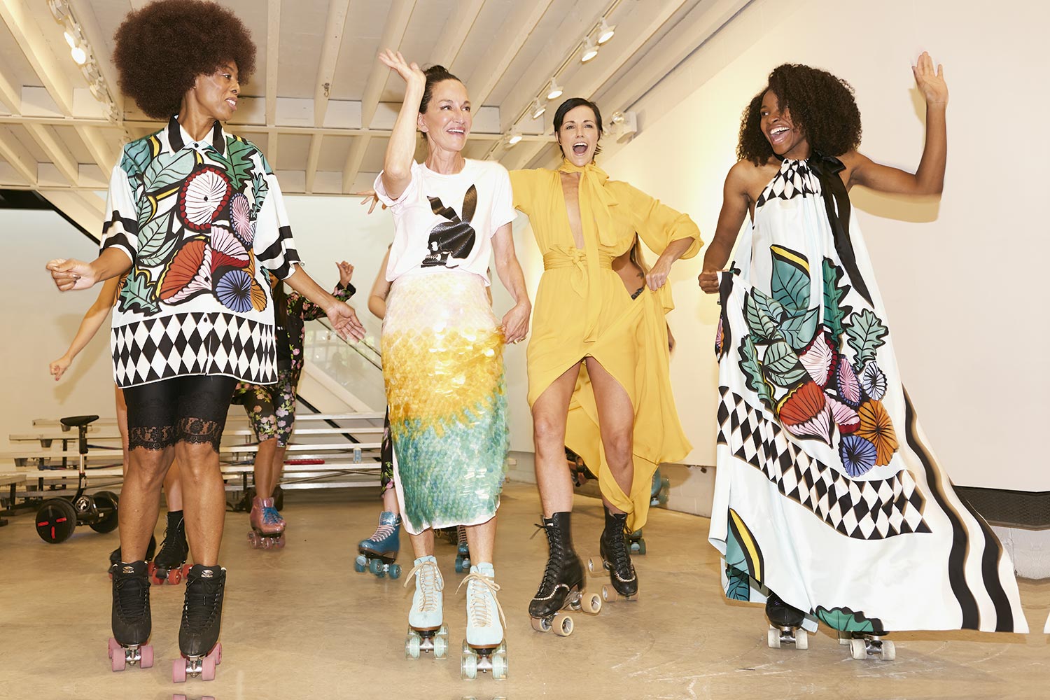 Cynthia Rowley, em sua casa em Montauk, veste peças de sua marca homônima - Foto: Jacob + Carrol, com edição de Filipa Bleck