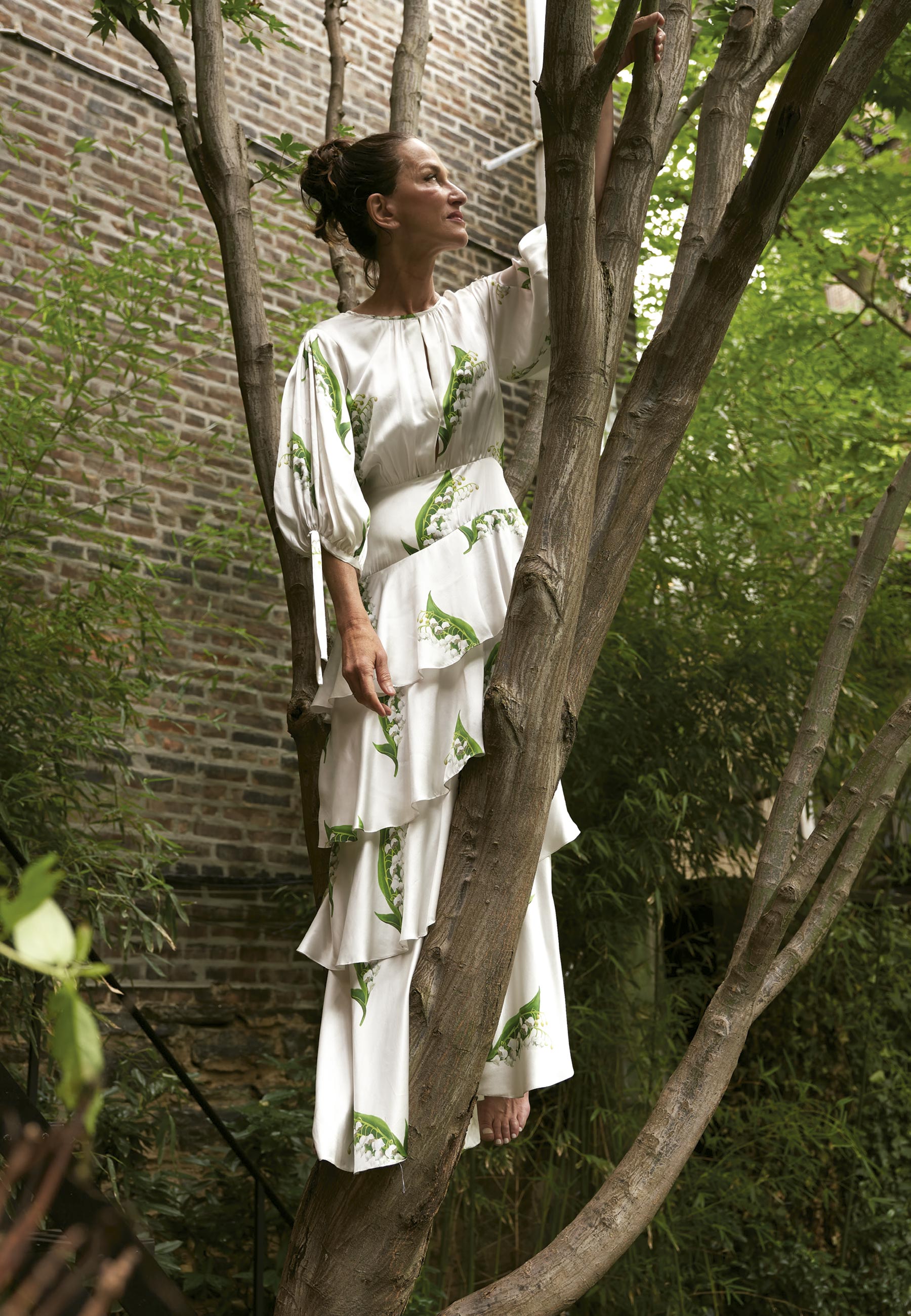 Cynthia Rowley, em sua casa em Montauk, veste peças de sua marca homônima - Foto: Jacob + Carrol, com edição de Filipa Bleck