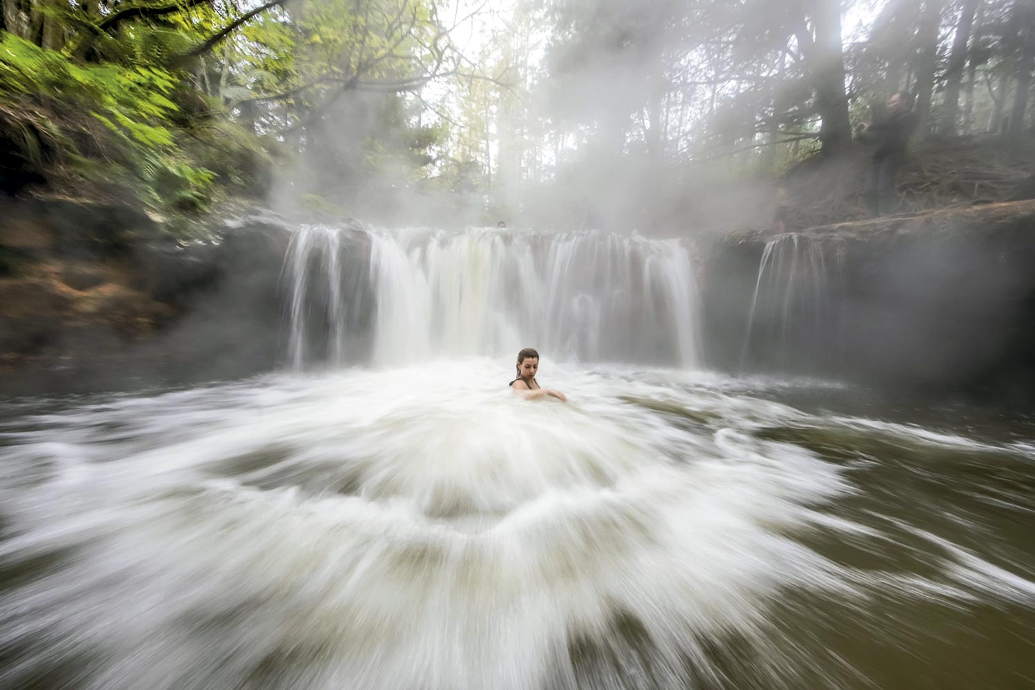  Banho na cachoeira de água quentes de Kerosene Creek - Foto: Divulgação