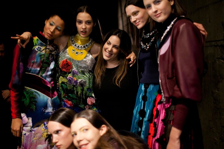 Mary Katrantzou no backstage do seu desfile de inverno 2017 - Foto: Getty Images