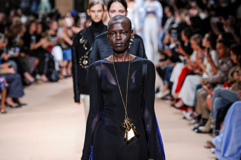 Desfile do estilista Esteban Cortazar, que será sabatinado no evento - Foto: Getty Images
