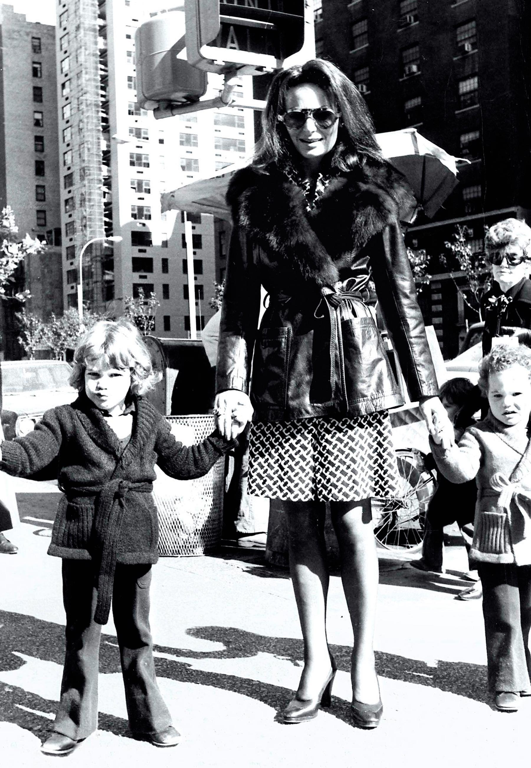 DVF e seus dois filhos, em Nova York - Foto: Getty Images