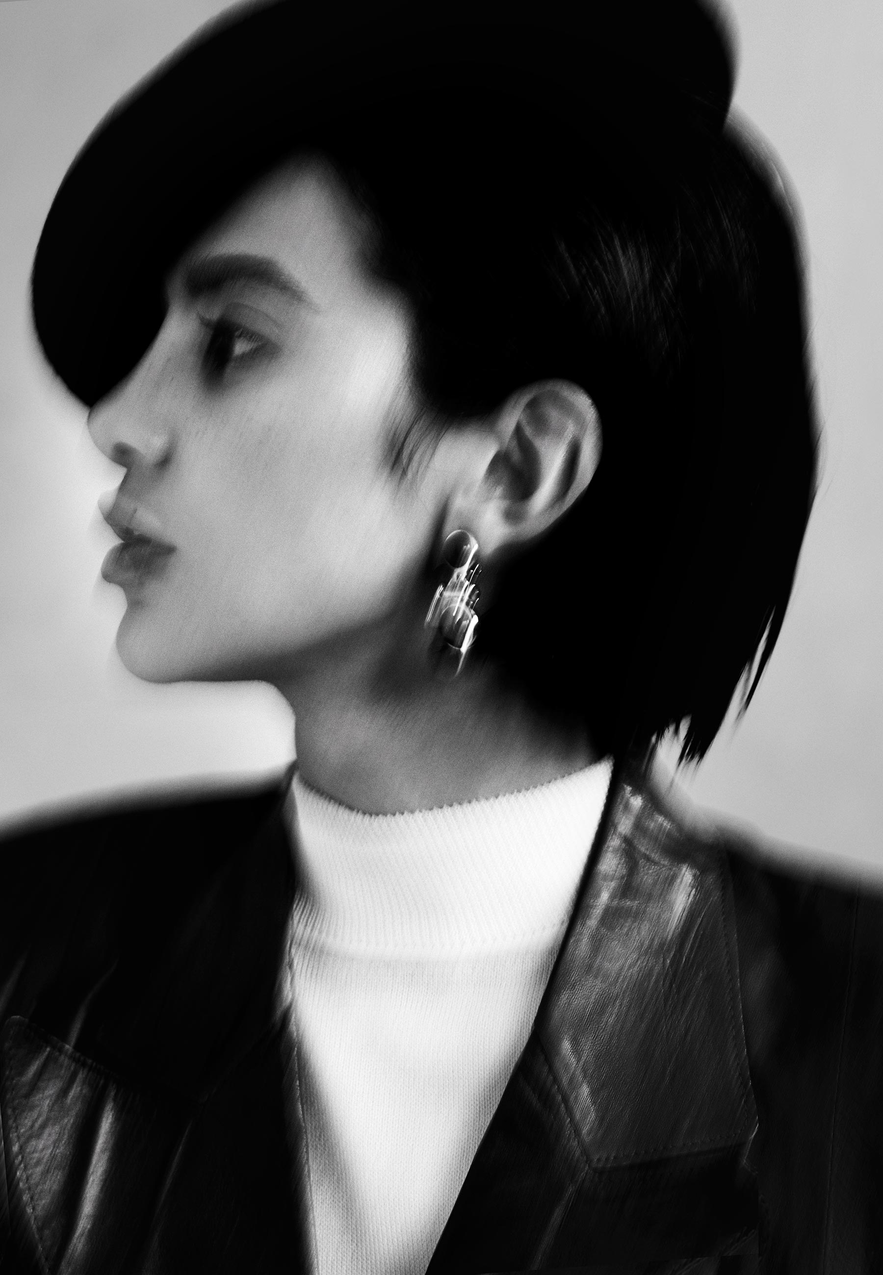 Cashemere Zara, Blazer Frou Frou, Brincos Lool e Boina Frou Frou - Foto - Adriano Damas, com styling de Carol Roquete e beleza de Marilio Bitarello