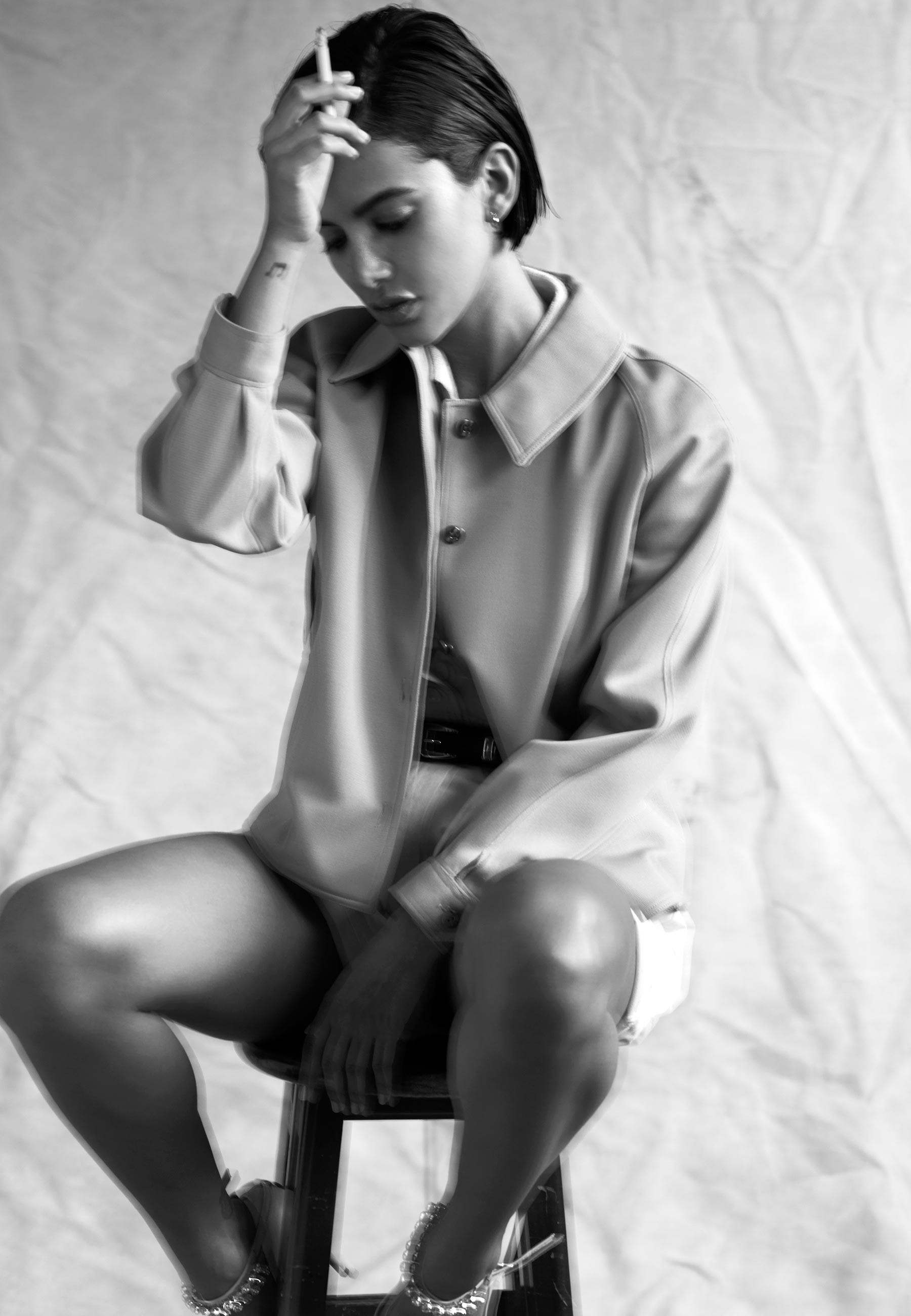 Casaco Brecho Volta ao Mundo, bermuda Iorane, cinto Love 1985 e scarpin Schütz - Foto - Adriano Damas, com styling de Carol Roquete e beleza de Marilio Bitarello