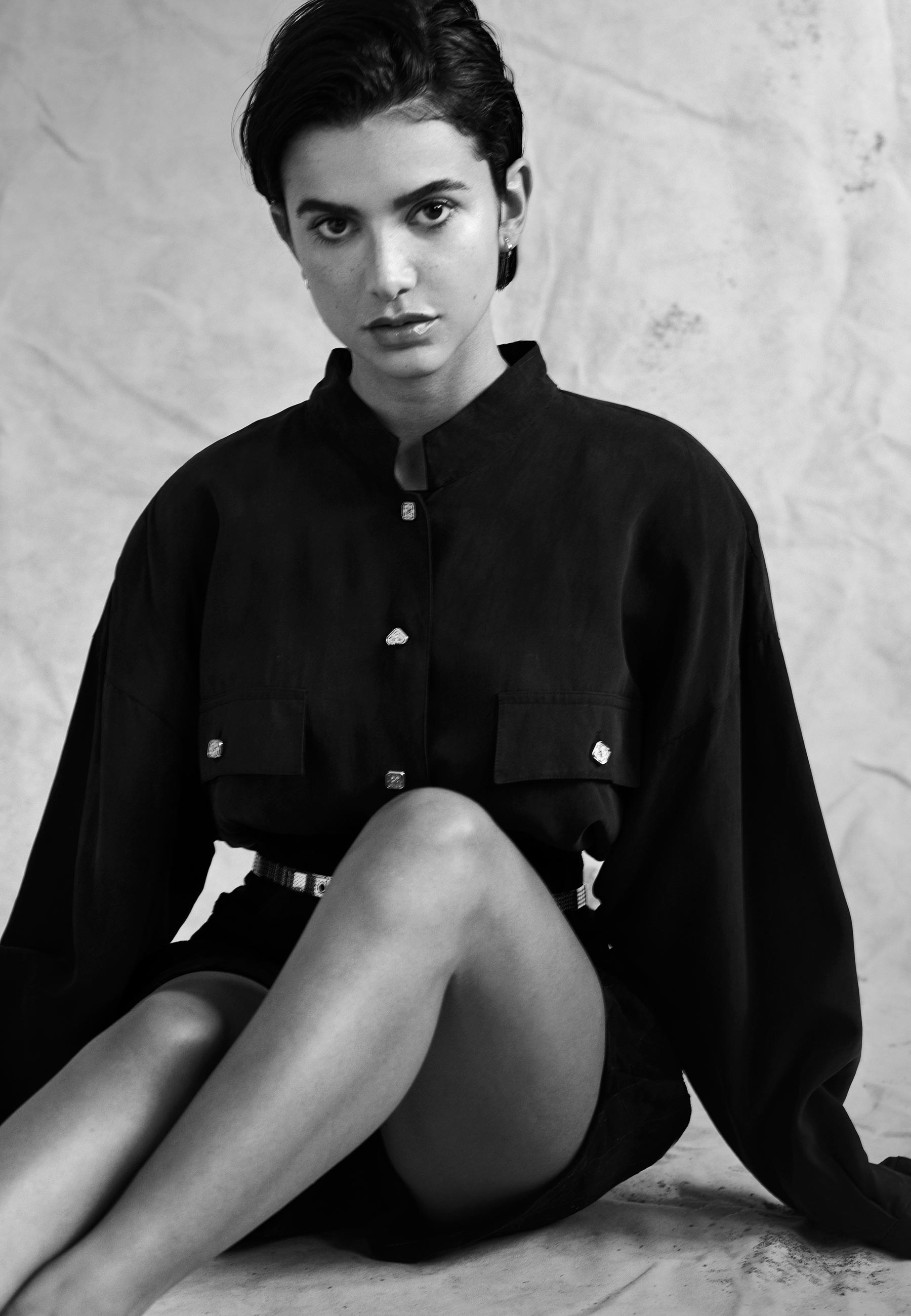Camisa Love 1985, short Reinaldo Lourenço e cinto Minha Avó Tinha - Foto - Adriano Damas, com styling de Carol Roquete e beleza de Marilio Bitarello