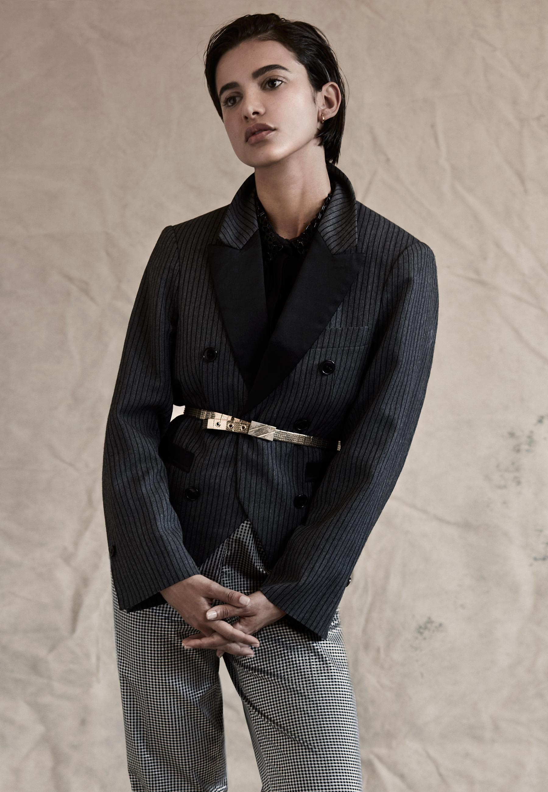 Blazer Zara, calça Brechó Volta ao Mundo, cinto Love 1985 e camisa Coach - Foto - Adriano Damas, com styling de Carol Roquete e beleza de Marilio Bitarello