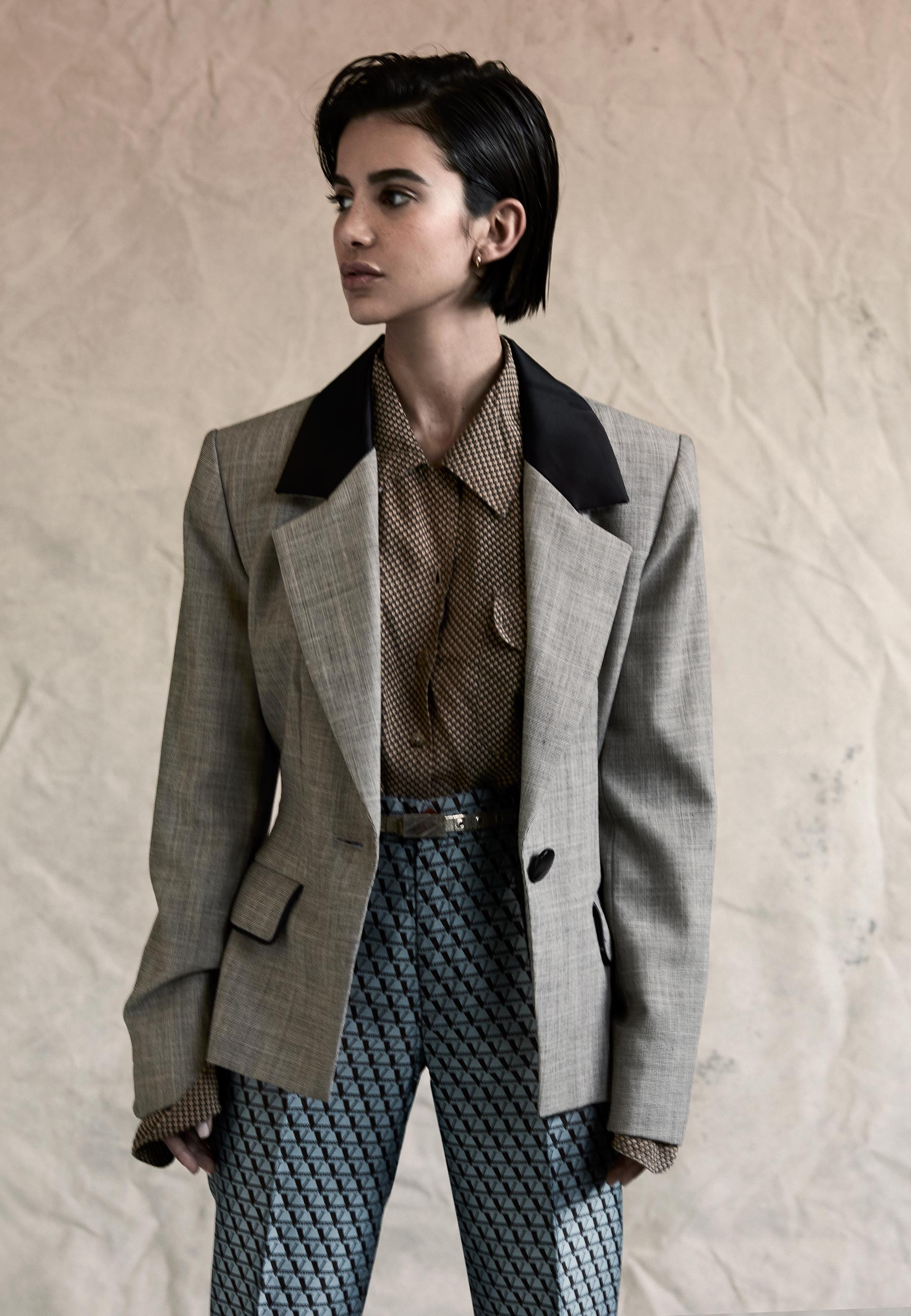 Blazer Saint Laurent, camisa Love 1985, calça Vertigo e cinto Minha Avó Tinha - Foto - Adriano Damas, com styling de Carol Roquete e beleza de Marilio Bitarello