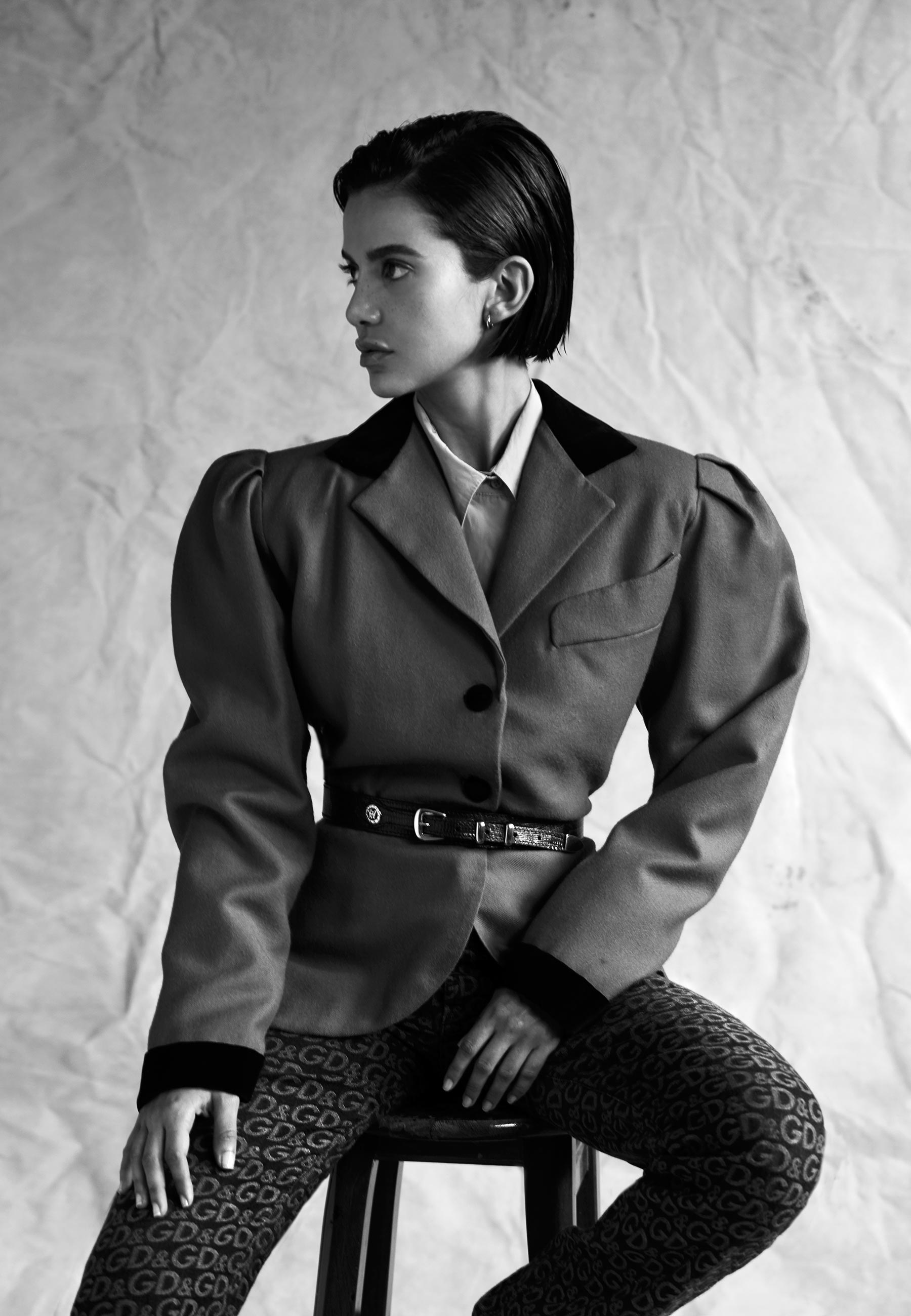 Blazer Brechó Volta ao Mundo, camisa Reinaldo Lourenço, cinto Love 1985 e calça Dolce & Gabbana - Foto - Adriano Damas, com styling de Carol Roquete e beleza de Marilio Bitarello