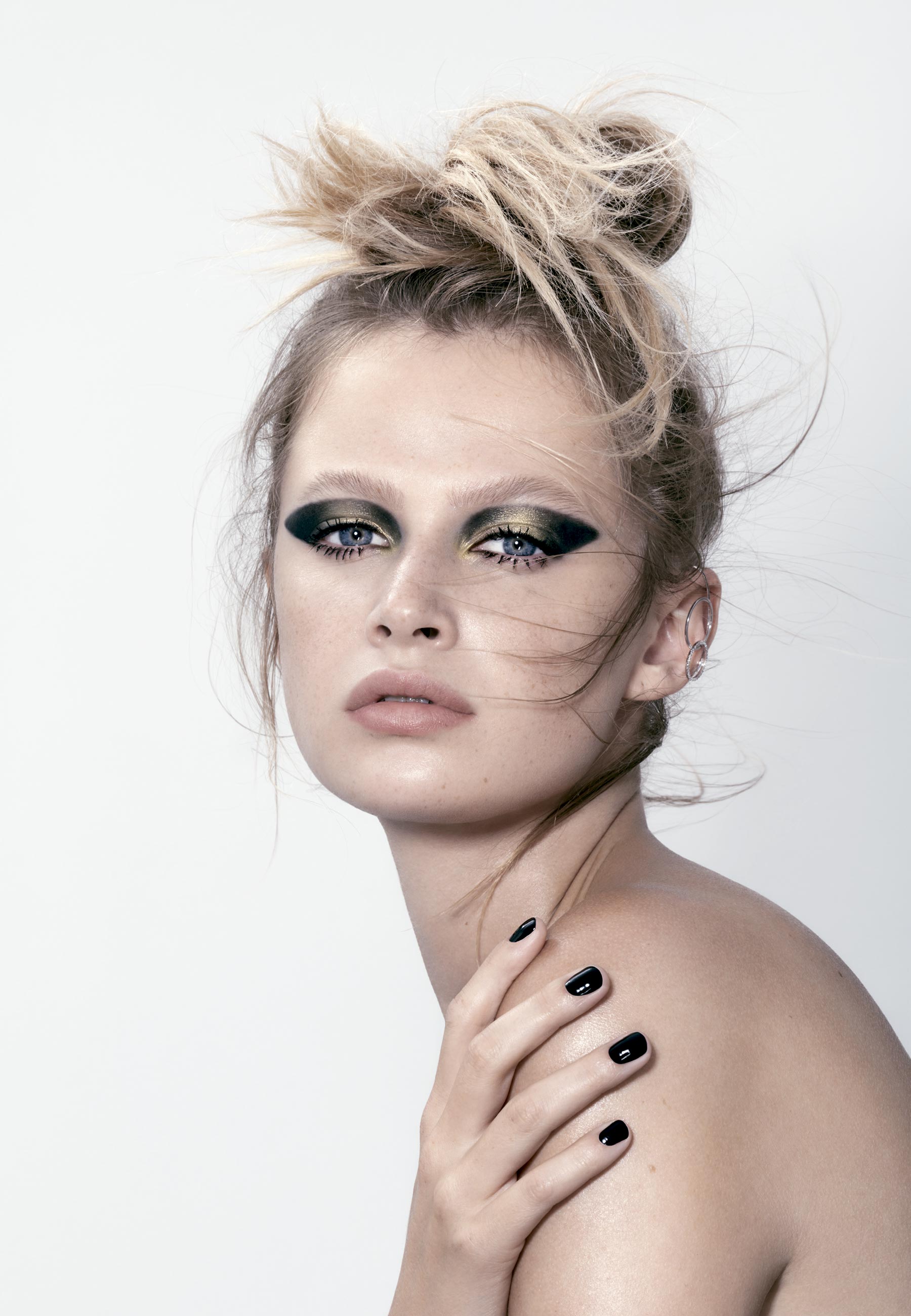 Anna Lund (Next Model Management) usa brincos Delfina Delettrez - Foto: Arved Colvin-Smith, com make-up de Rebecca Muir e cabelos Philippe Tholimet
