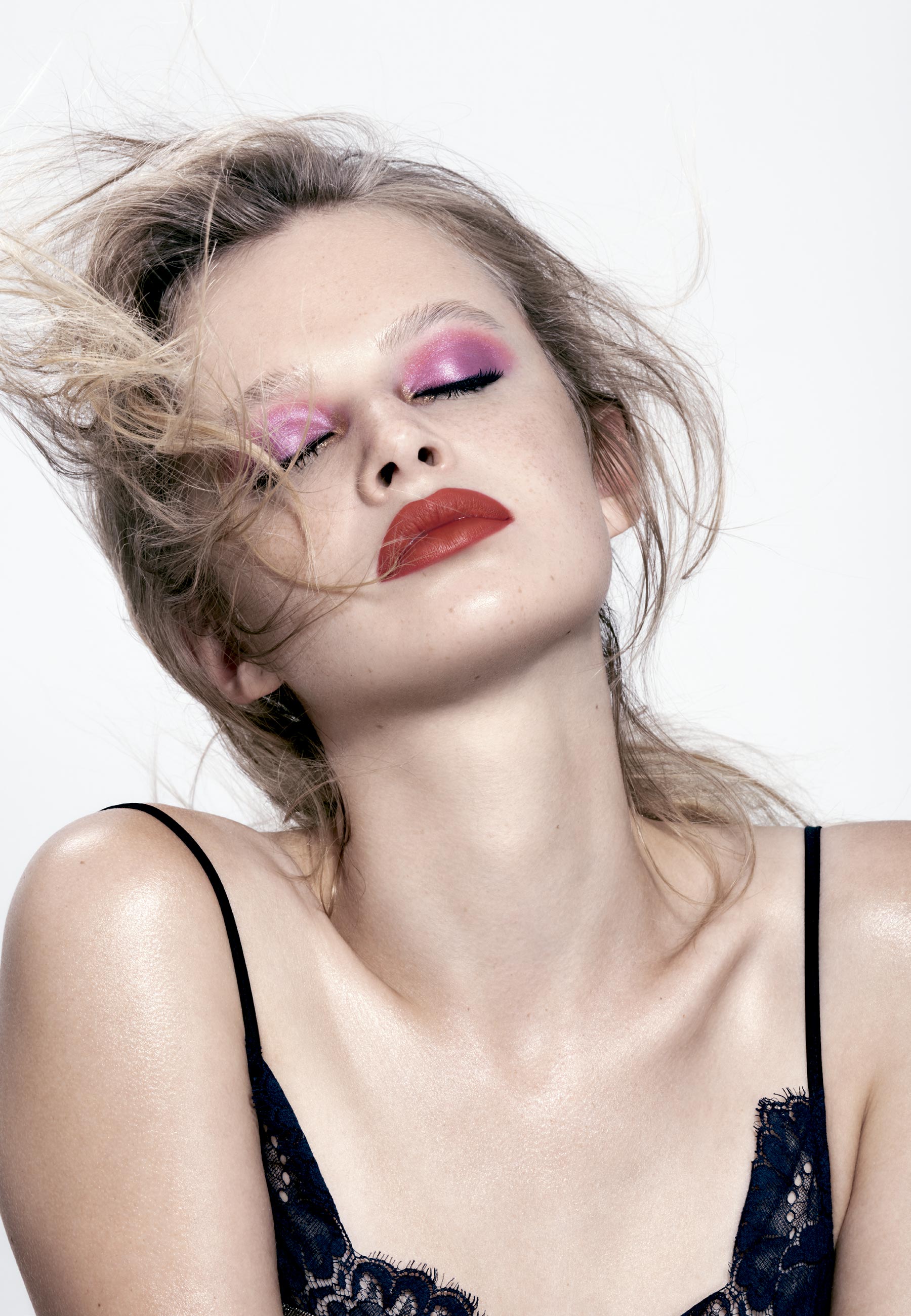 Anna Lund (Next Model Management) usa míni slip dress I.D. Sarrieri - Foto: Arved Colvin-Smith, com make-up de Rebecca Muir e cabelos Philippe Tholimet