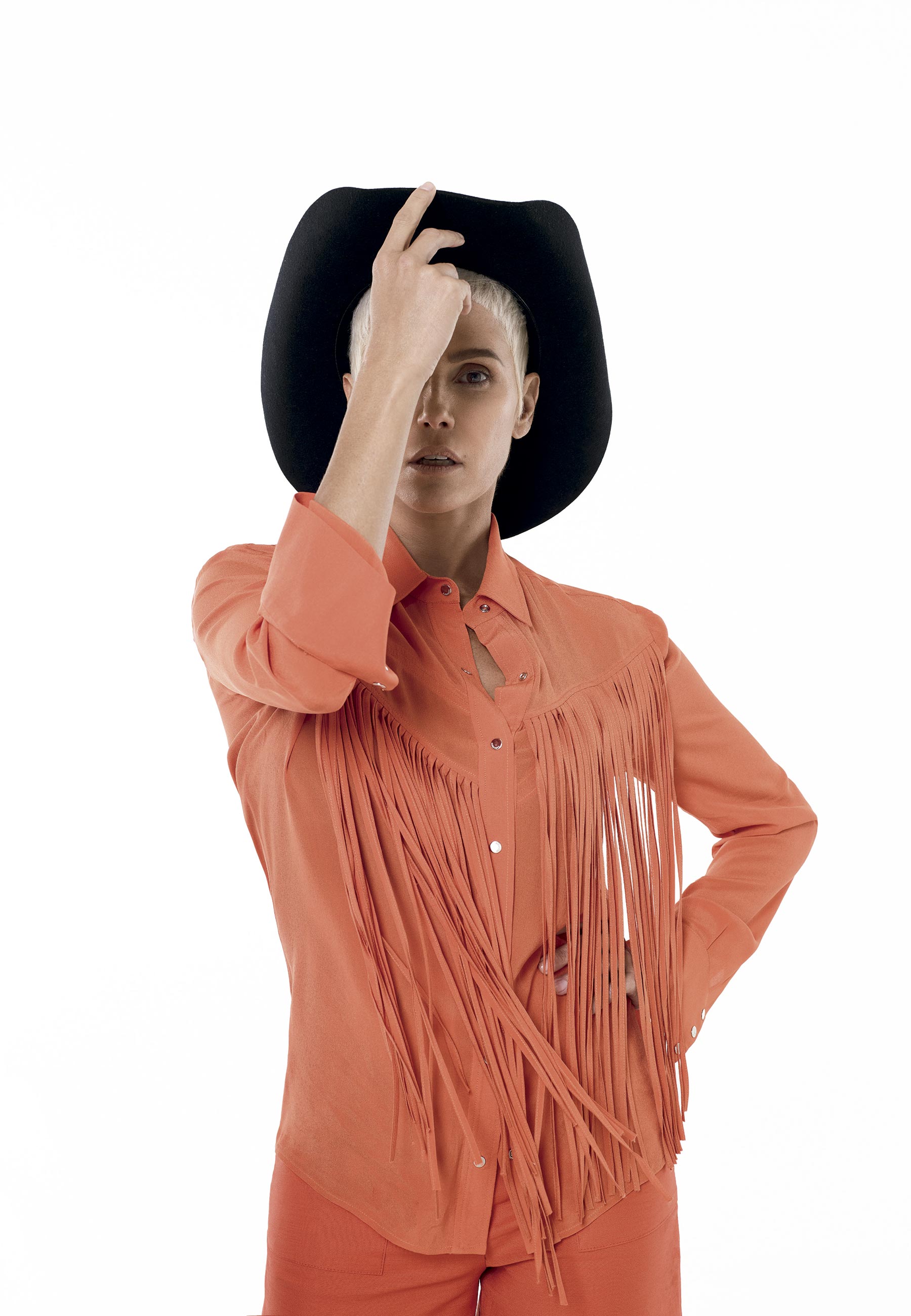 Deborah usa camisa com franjas, calça e chapéu Bobstore - Foto: Bob Wolfenson, com edição de moda de Luis Fiod, beleza de Ale Souza e produção executiva de Ornaldo Casagrande