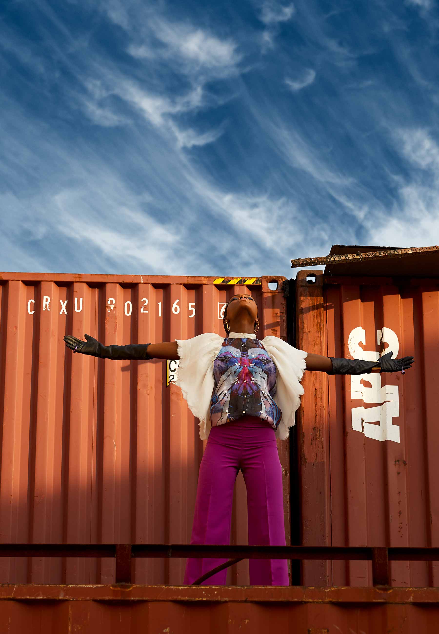 Brincos GBGH Jewelry, cuffs Solomeina, blusa Subin Hahn, calça Bleis Madrid e luvas Anna Demeulemeester - Foto: JD Barnes