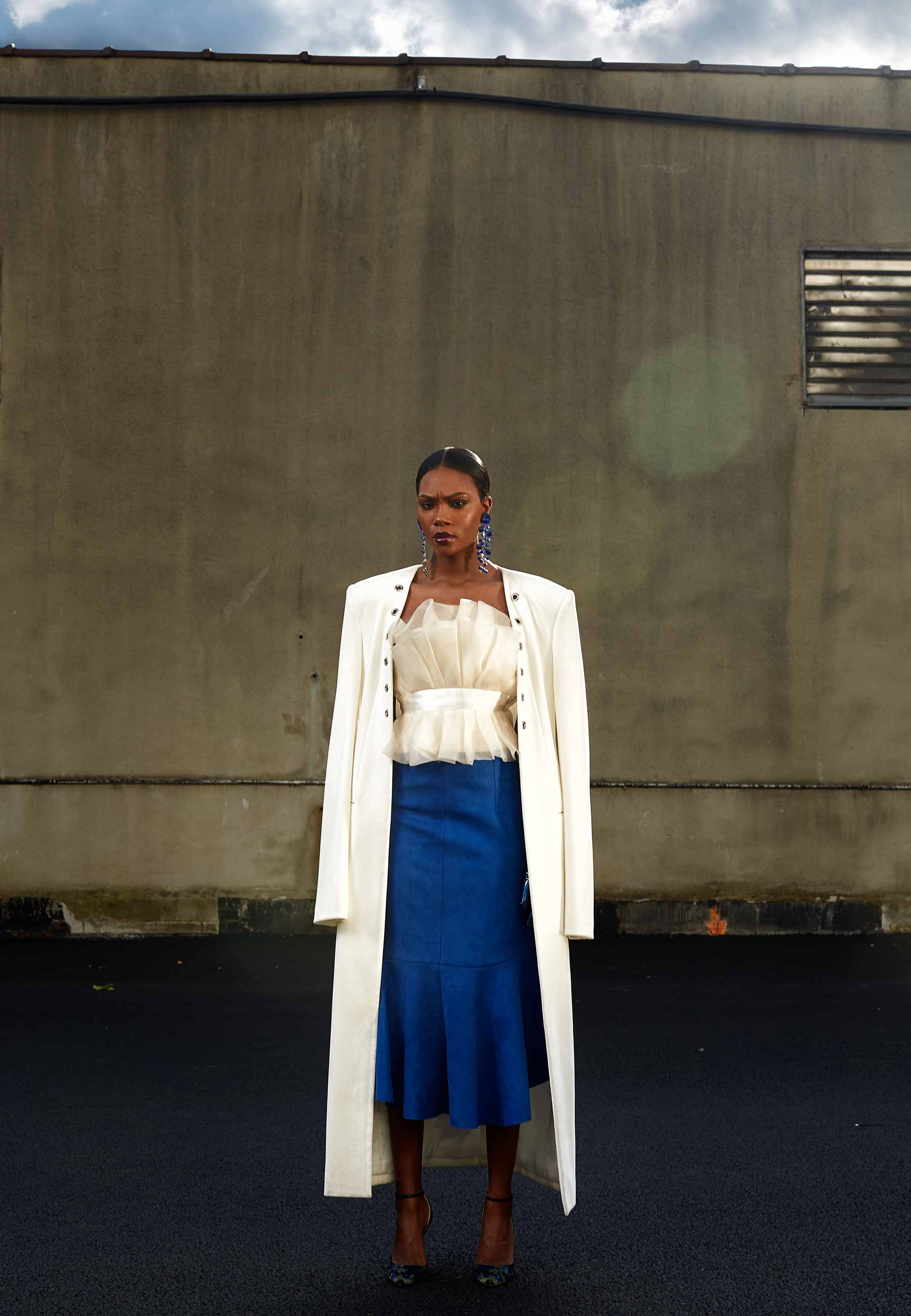 Casaco Chae New York, sapato Jimmy Choo, saia Calvin Luo, top Giambattista Valle e brincos Amped Accessories - Foto: JD Barnes