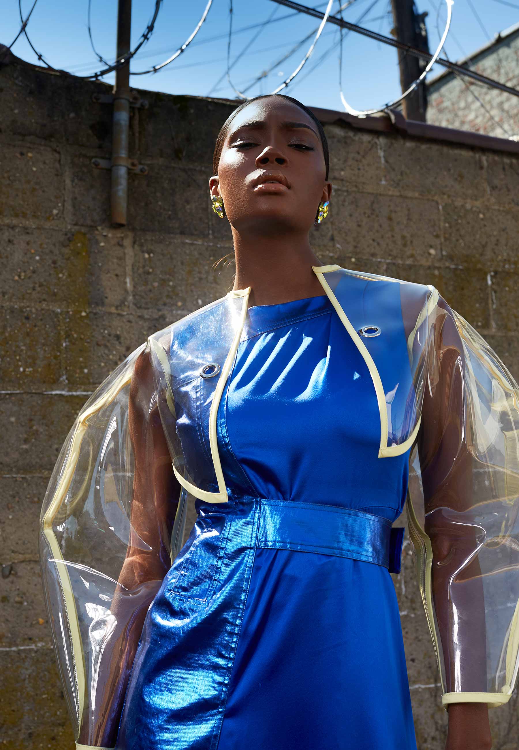Top plástico C’est D By Yoni Yu e vestido Daniel Silverstein - Foto: JD Barnes