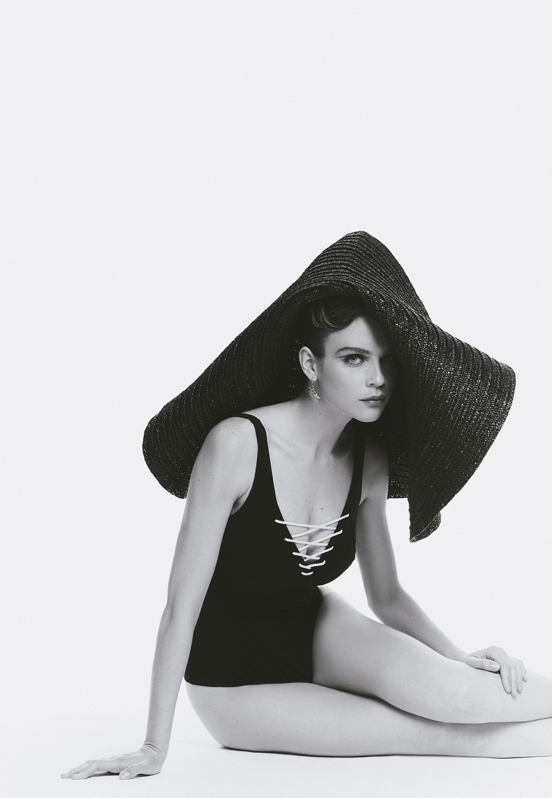 Maiô Annette Görtz, chapéu Missoni e brincos Bibi van der Velden - Foto: Divulgação